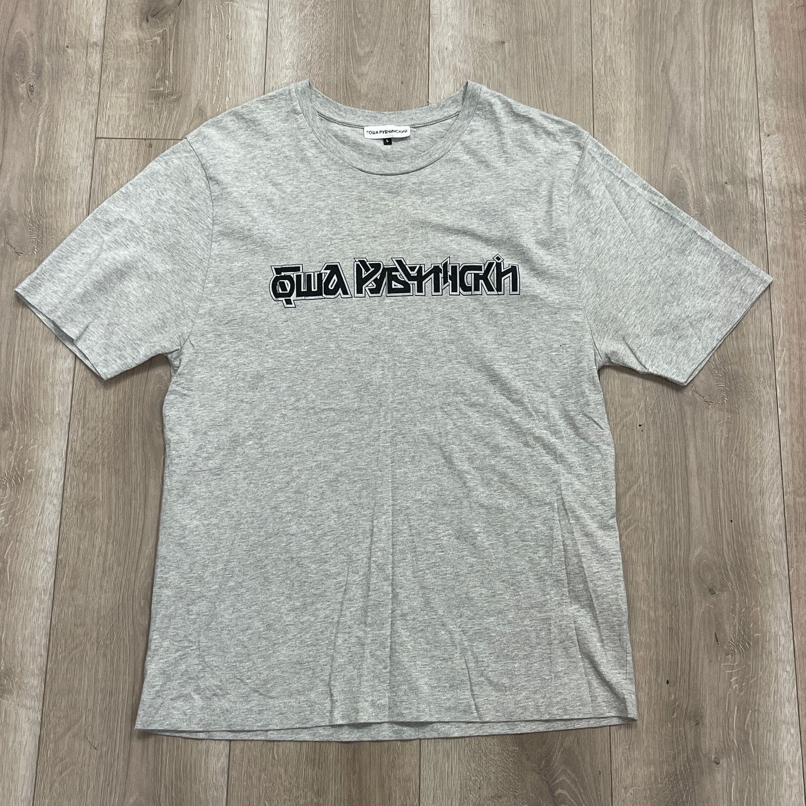 GOSHA RUBCHINSKY Russian Script Logo Tee T Shirt Size Large