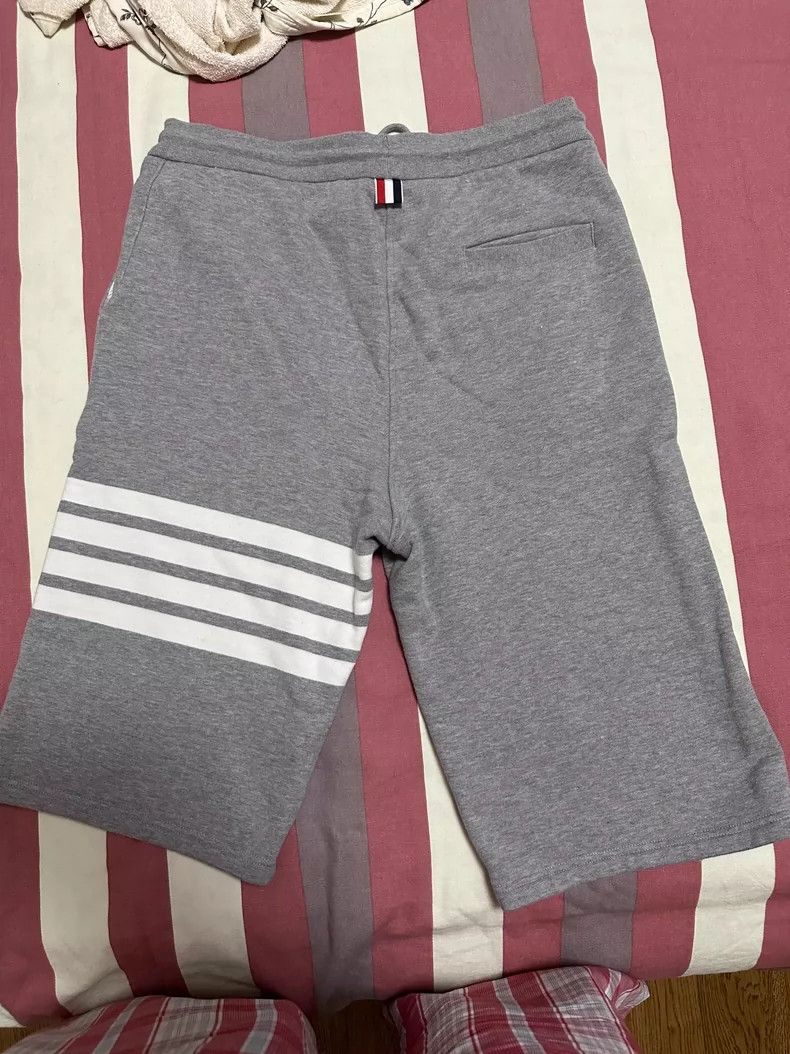 Thom Browne Thom Browne size4 Classic striped shorts in grey Size US 29 - 2 Thumbnail