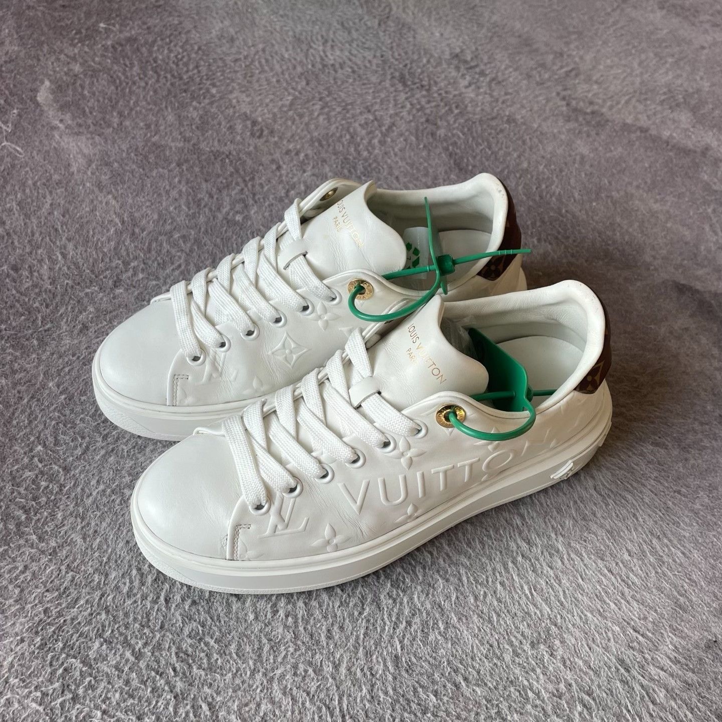 Louis Vuitton Louis Vuitton White Lowtop Sneakers 36 Women Size US 6 / IT 36 - 1 Thumbnail
