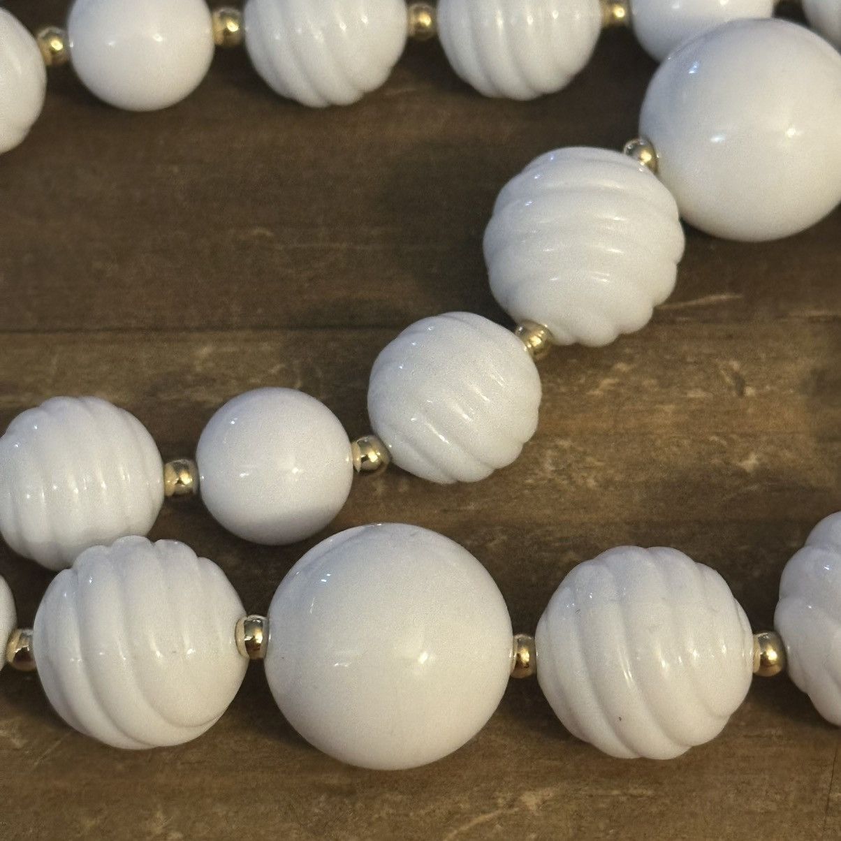 Vintage Vintage white lucite bead necklace Size ONE SIZE - 4 Thumbnail
