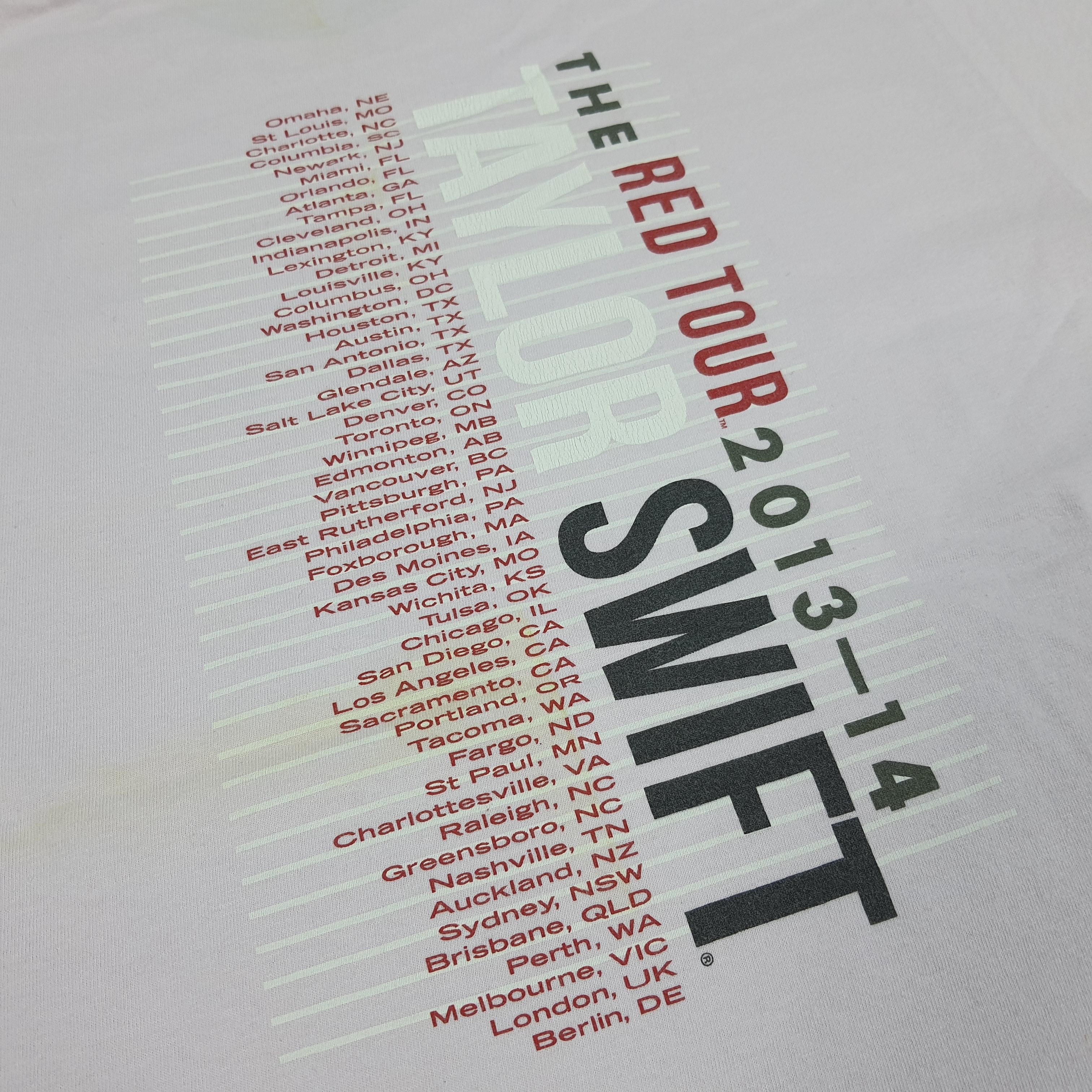 Band Tees × Vintage Vintage Taylor Swift The Red Tour Tshirt Size US M / EU 48-50 / 2 - 4 Thumbnail