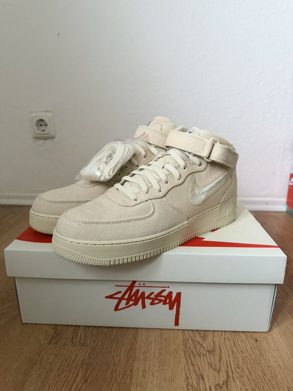 Stüssy × Nike Air Force 1 Mid SP “Fossil” — DM0107-200 display picture 1