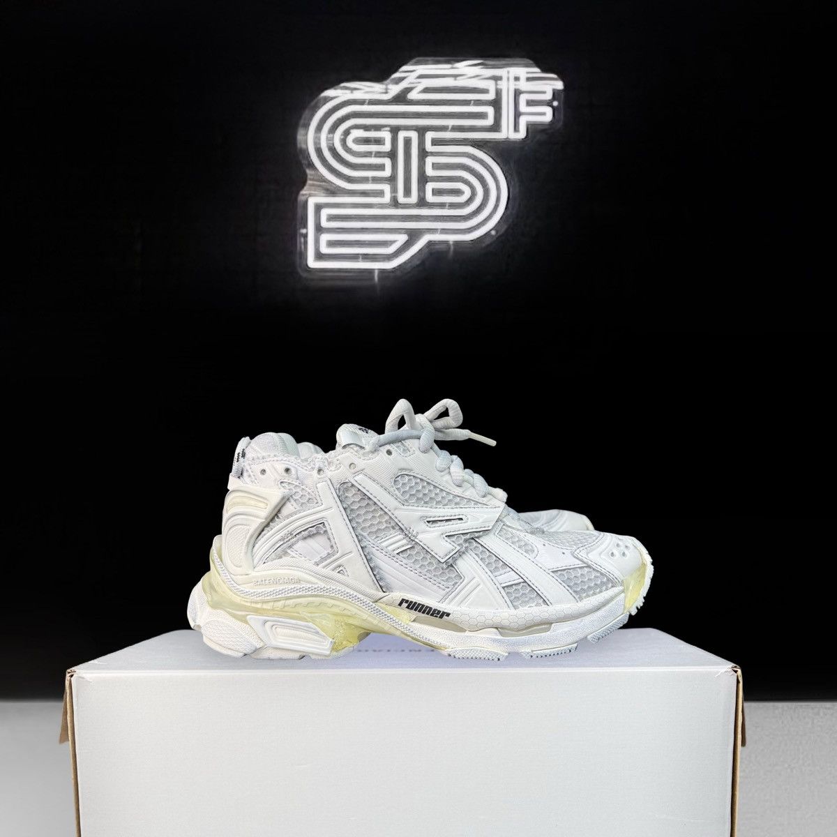 Balenciaga Balenciaga Runner White/White Size US 6 / IT 36 - 1 Thumbnail