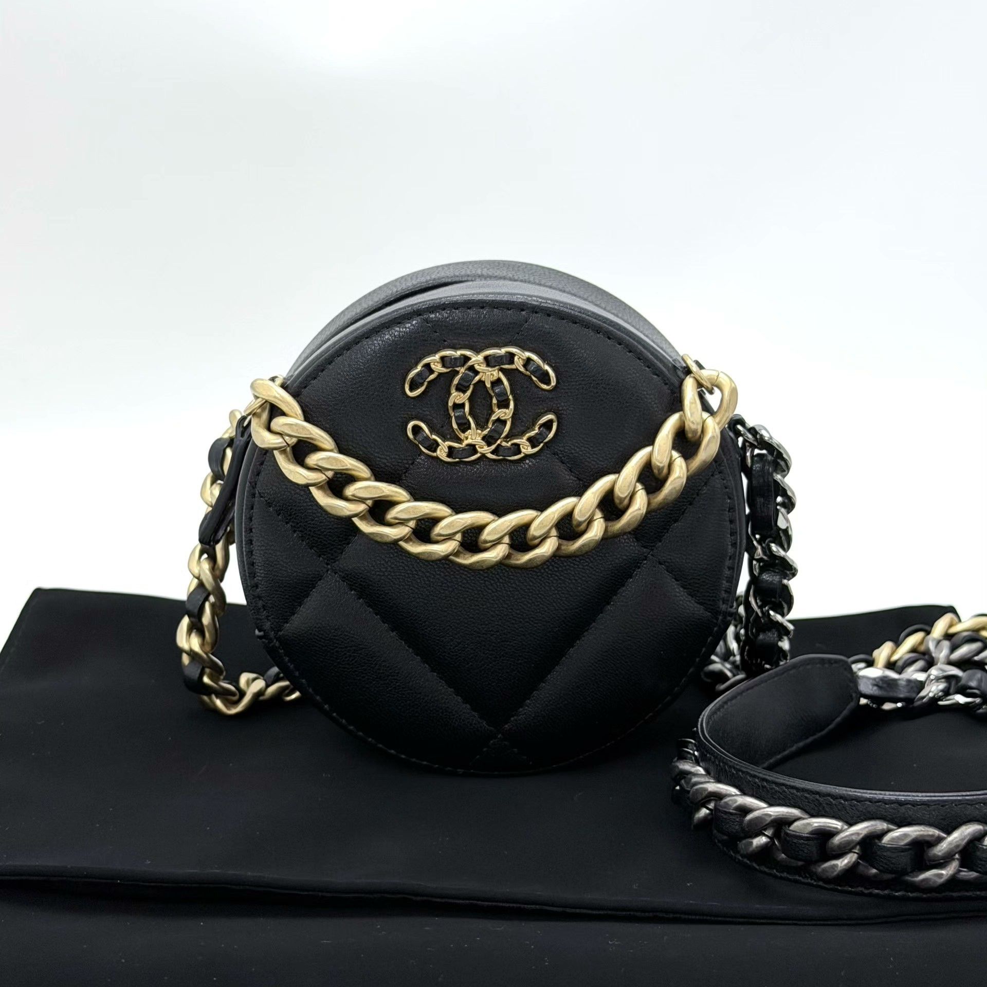 Chanel Pre-loved Bag Very good condition Size ONE SIZE - 1 Thumbnail