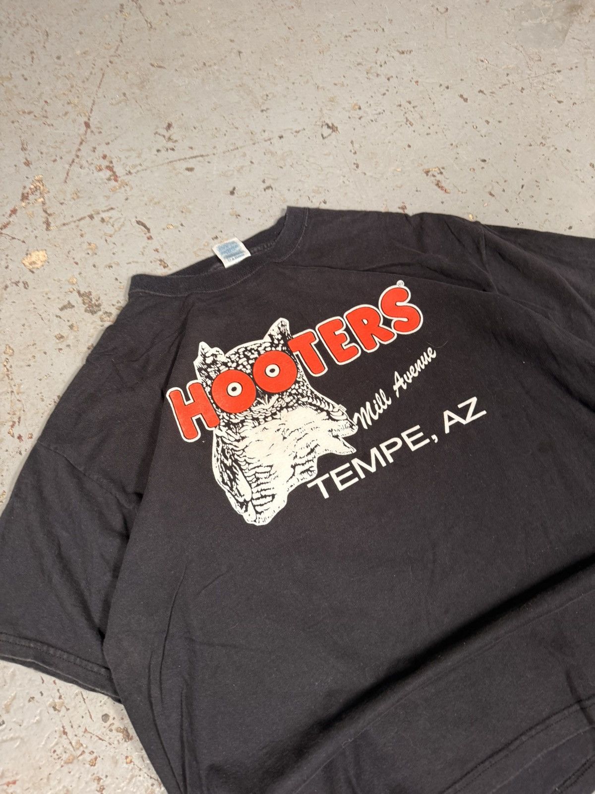 Vintage Vintage Hooters Tempe Arizona Tee Size US XL / EU 56 / 4 - 2 Thumbnail