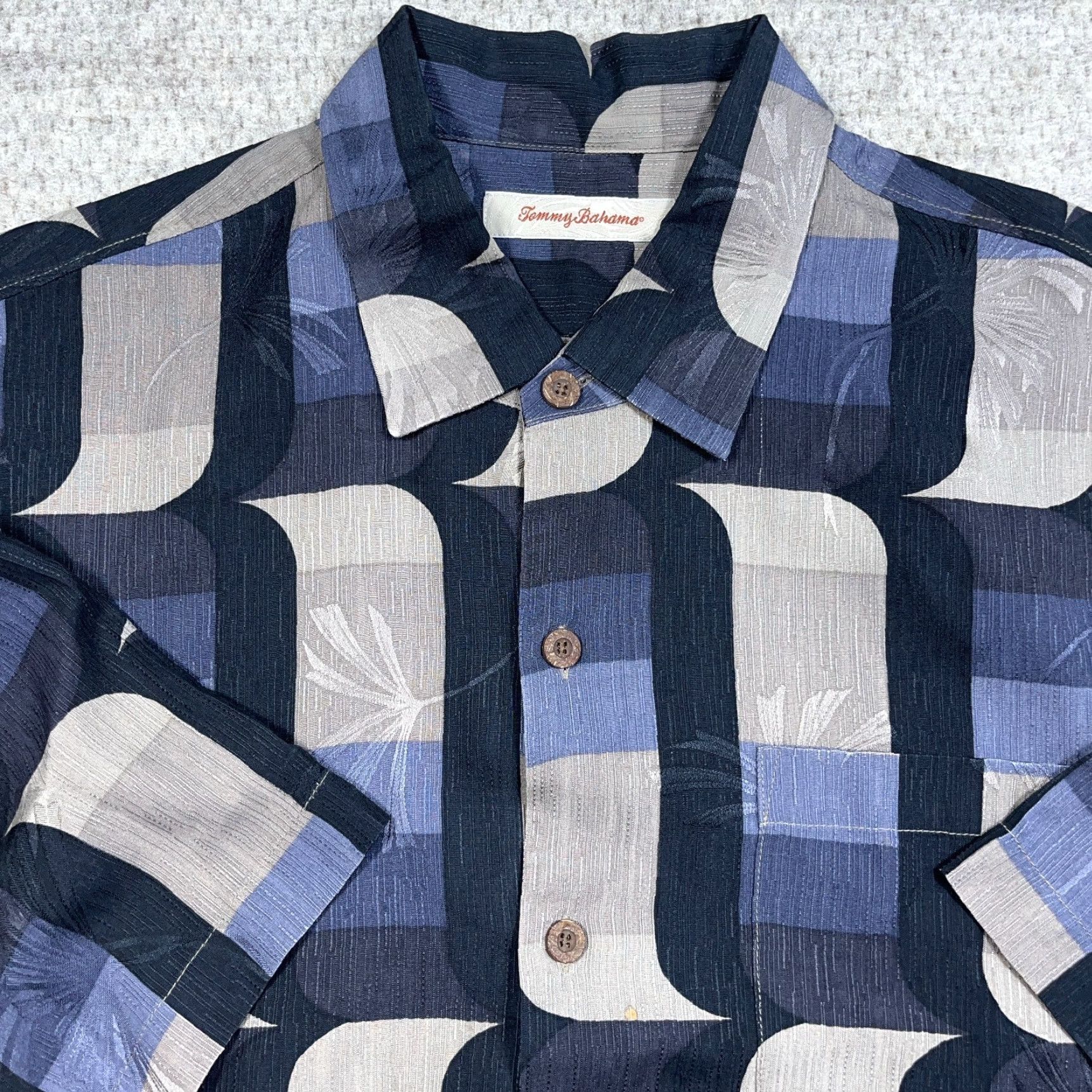 Tommy Bahama Tommy Bahama Shirt Men XL Blue Tan Silk Hawaiian Button Up Camp Beach Geometric Size US XL / EU 56 / 4 - 2 Thumbnail