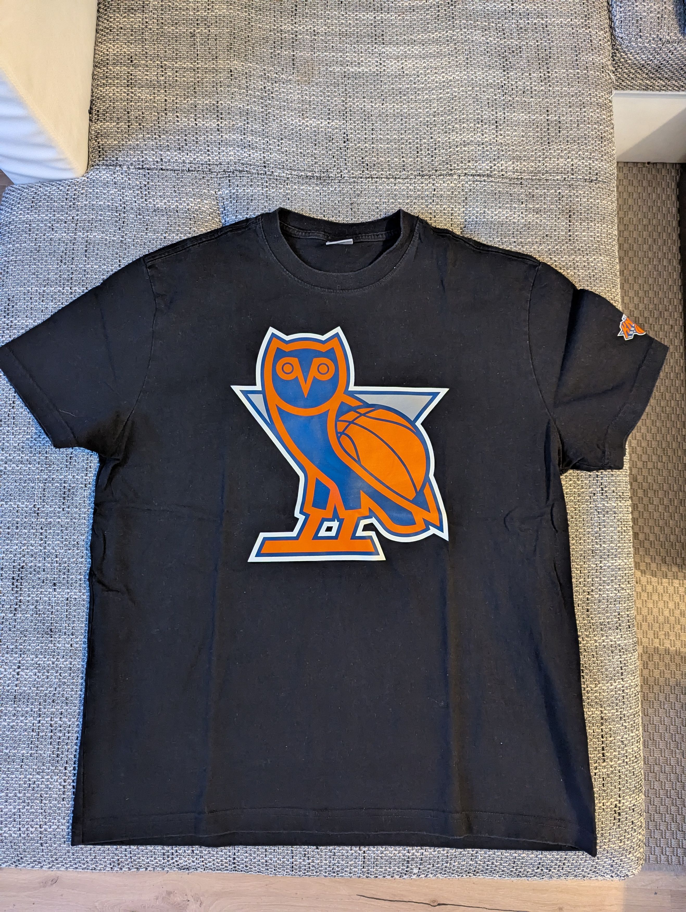 NBA × October's Very Own New York KNICKS x OVO (NBA T-shirt, New York Knicks) Size US XL / EU 56 / 4 - 1 Thumbnail