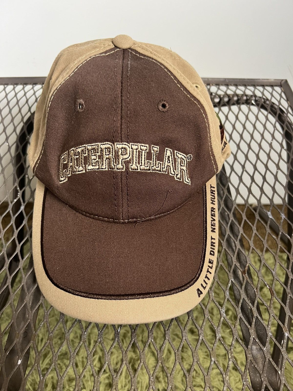 Caterpillar CAT Caterpillar ‘A Little Dirt Never Hurt’ Vintage Mens Hat Size ONE SIZE - 1 Thumbnail