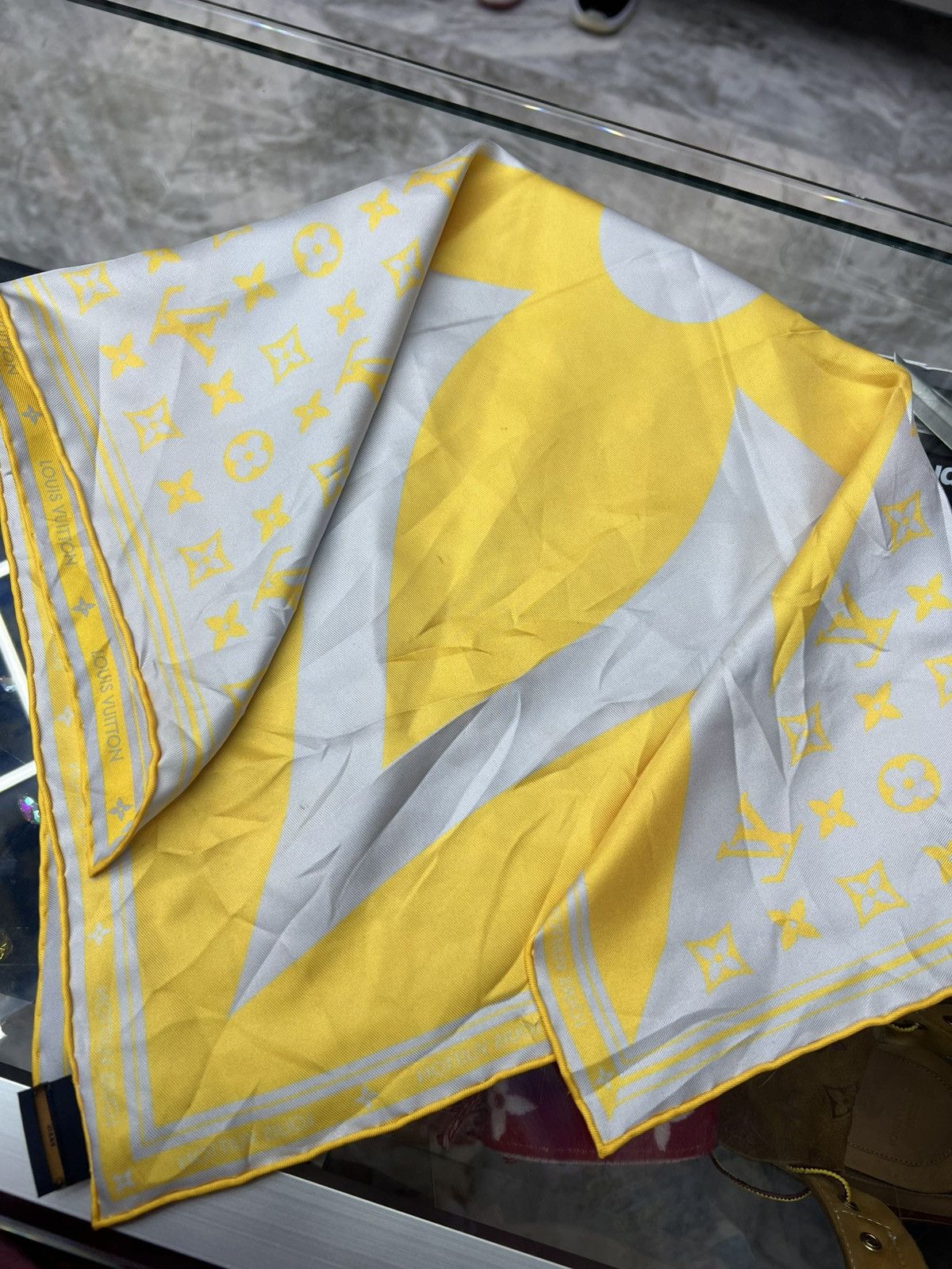 Louis Vuitton Louis Vuitton Monogram Glow Bandana Size ONE SIZE - 6 Thumbnail