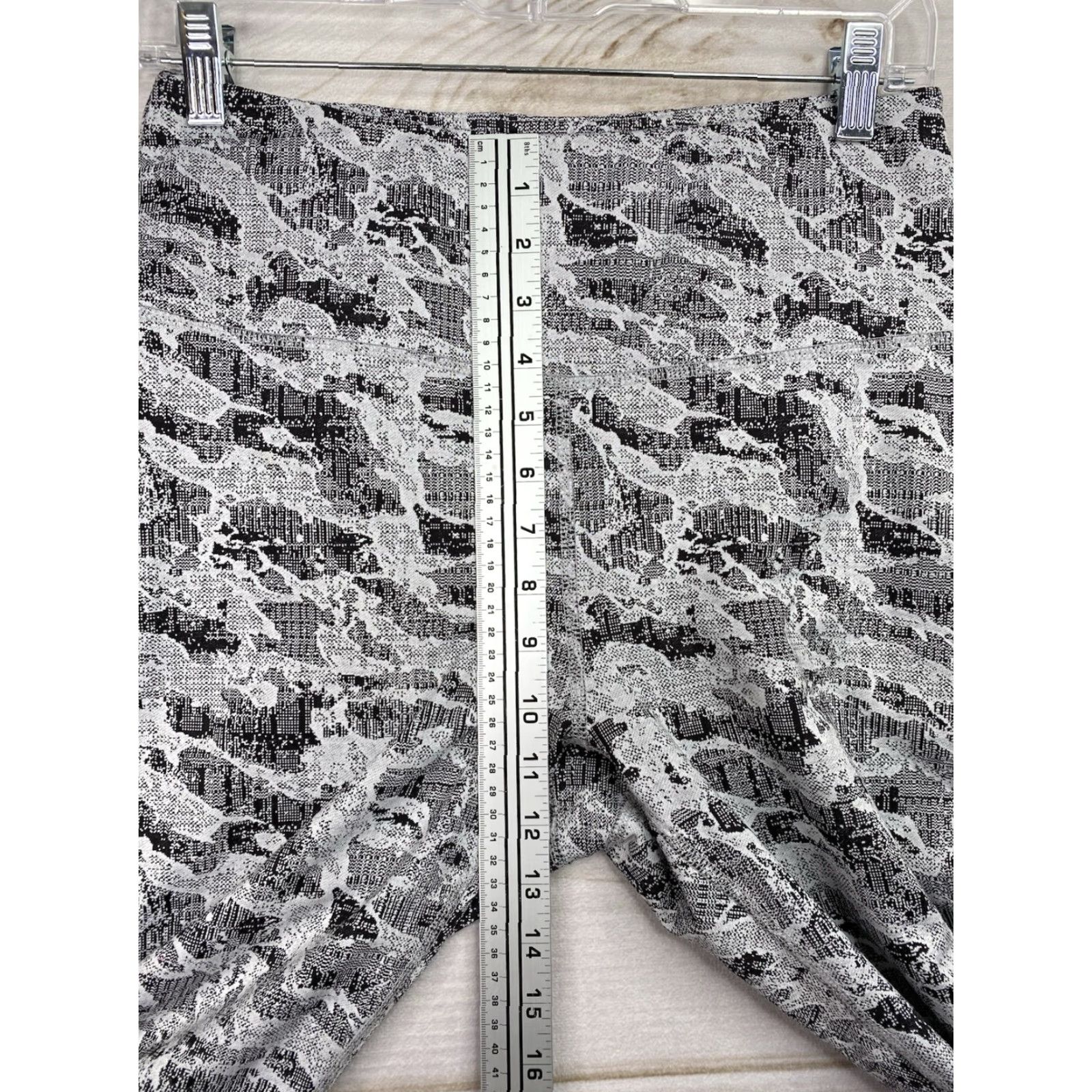 Spyder Spyder Leggings Womens M Black Digital Camo Abstract Athletic Yoga Run Capri 28in Inseam Pockets Stretch breathable Lightweight Size 32" / US 10 / IT 46 - 3 Thumbnail