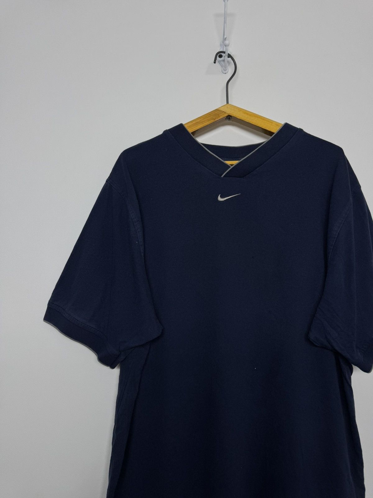 Nike Vintage Y2k Nike swoosh streetwear center logo tee Size US M / EU 48-50 / 2 - 6 Thumbnail