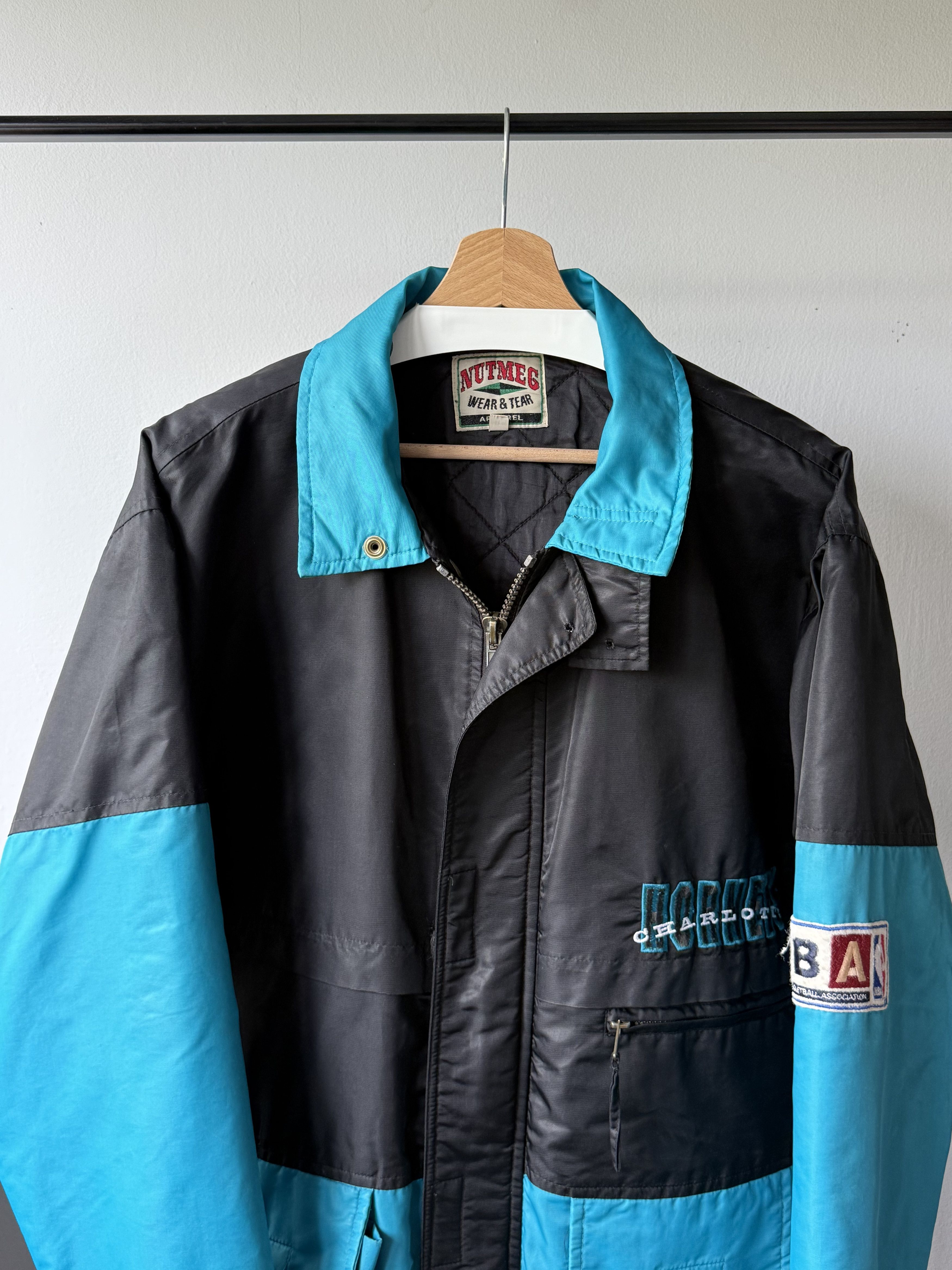 NBA × Nutmeg × Vintage Vintage Nutmeg Apparel Charlotte Hornets NBA Two Tone Jacket Size US M / EU 48-50 / 2 - 4 Thumbnail