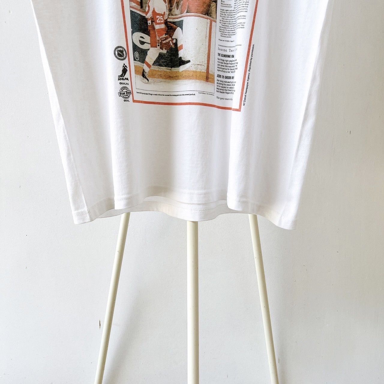 Vintage 90s Detroit Red Wings NHL newspaper t-shirt/ L Size US L / EU 52-54 / 3 - 4 Thumbnail