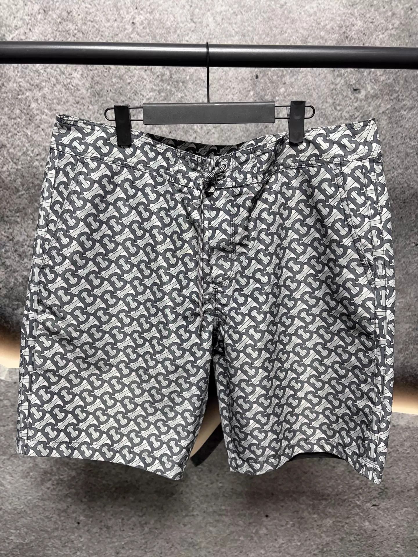 Burberry Burberry Men's XL Authentic Unused Short Size US 36 / EU 52 - 1 Thumbnail