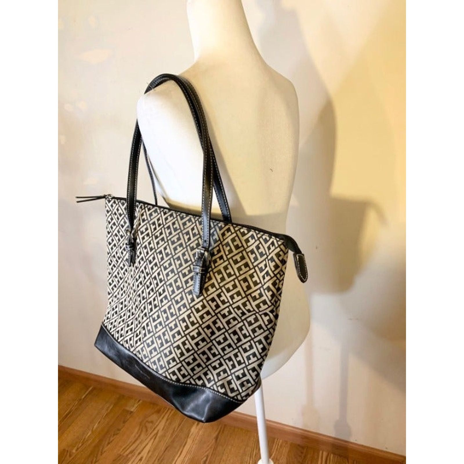 Tommy Hilfiger Tommy Hilfiger Black Pattern Tote Handbag Size ONE SIZE - 3 Thumbnail