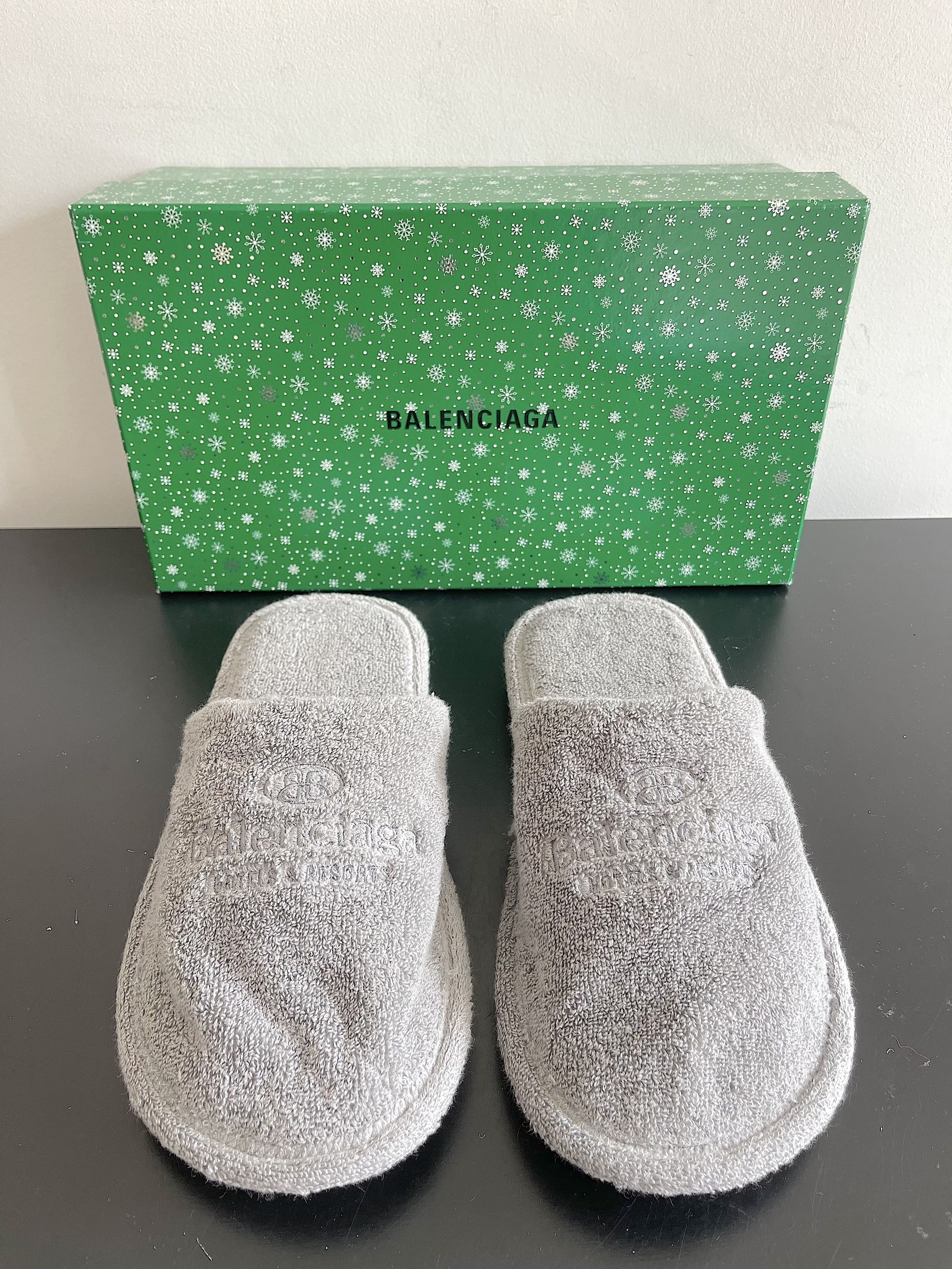 New In Box Limited Edition Hotels Resorts Slippers (42)