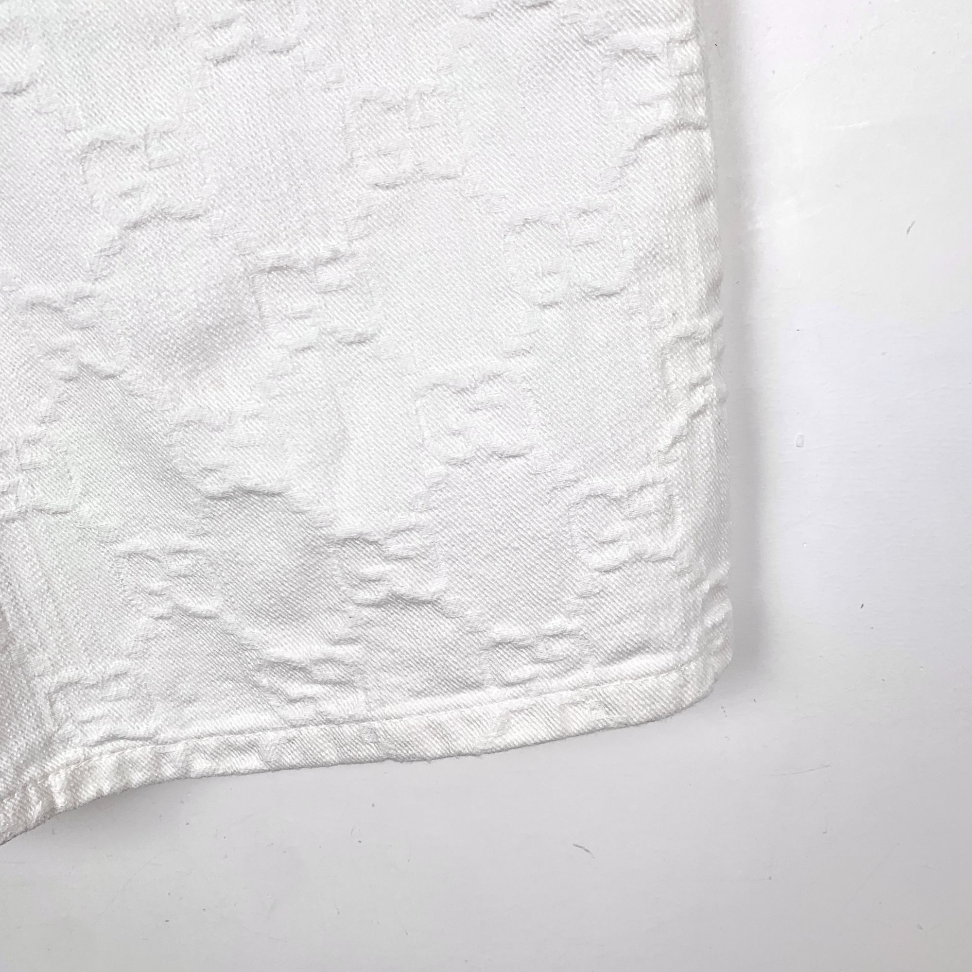 Gucci H9245 Gucci White Monogram Embossed Denim Shorts With Red Le Size 25" / US 0 / IT 36 - 4 Thumbnail