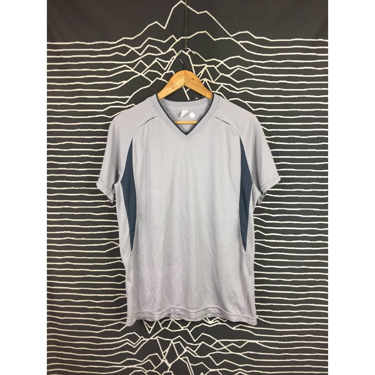 Japanese Brand × Uniqlo Uniqlo Body Tech V-Neck Activewear Jersey Size L Size US L / EU 52-54 / 3 - 2 Thumbnail