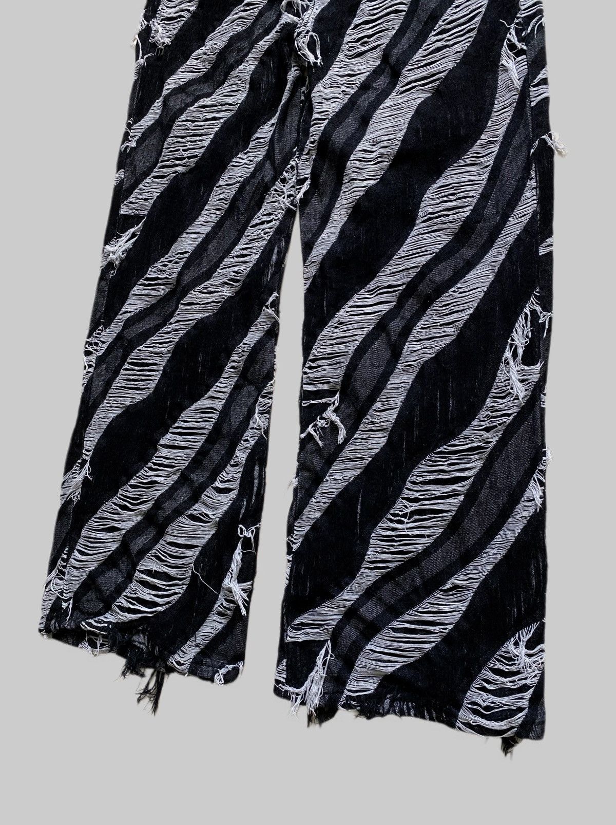 Japanese Brand Shredded Diagonal Stripe Wide-Leg Deconstructed Jeans Size US 30 / EU 46 - 4 Thumbnail