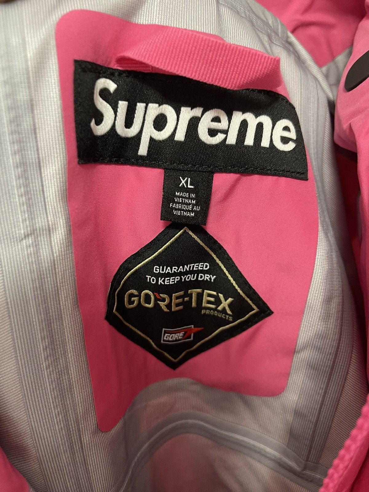 Supreme Supreme Gore-tex Taped Seam Shell Jacket FW24 Pink size XL Size US XL / EU 56 / 4 - 3 Thumbnail