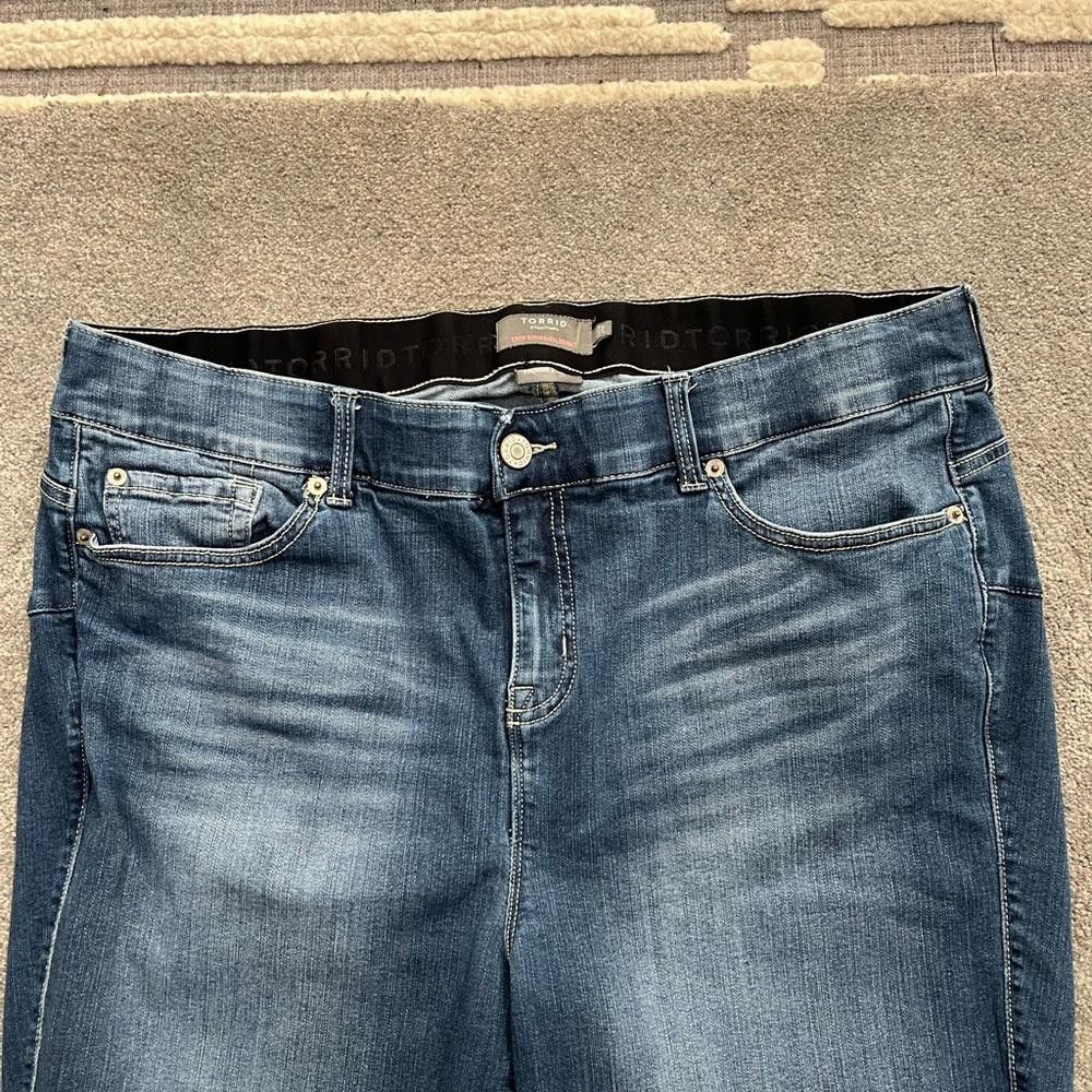 Torrid Torrid crop bombshell skinny jeans Size 42" / US 20 - 2 Thumbnail