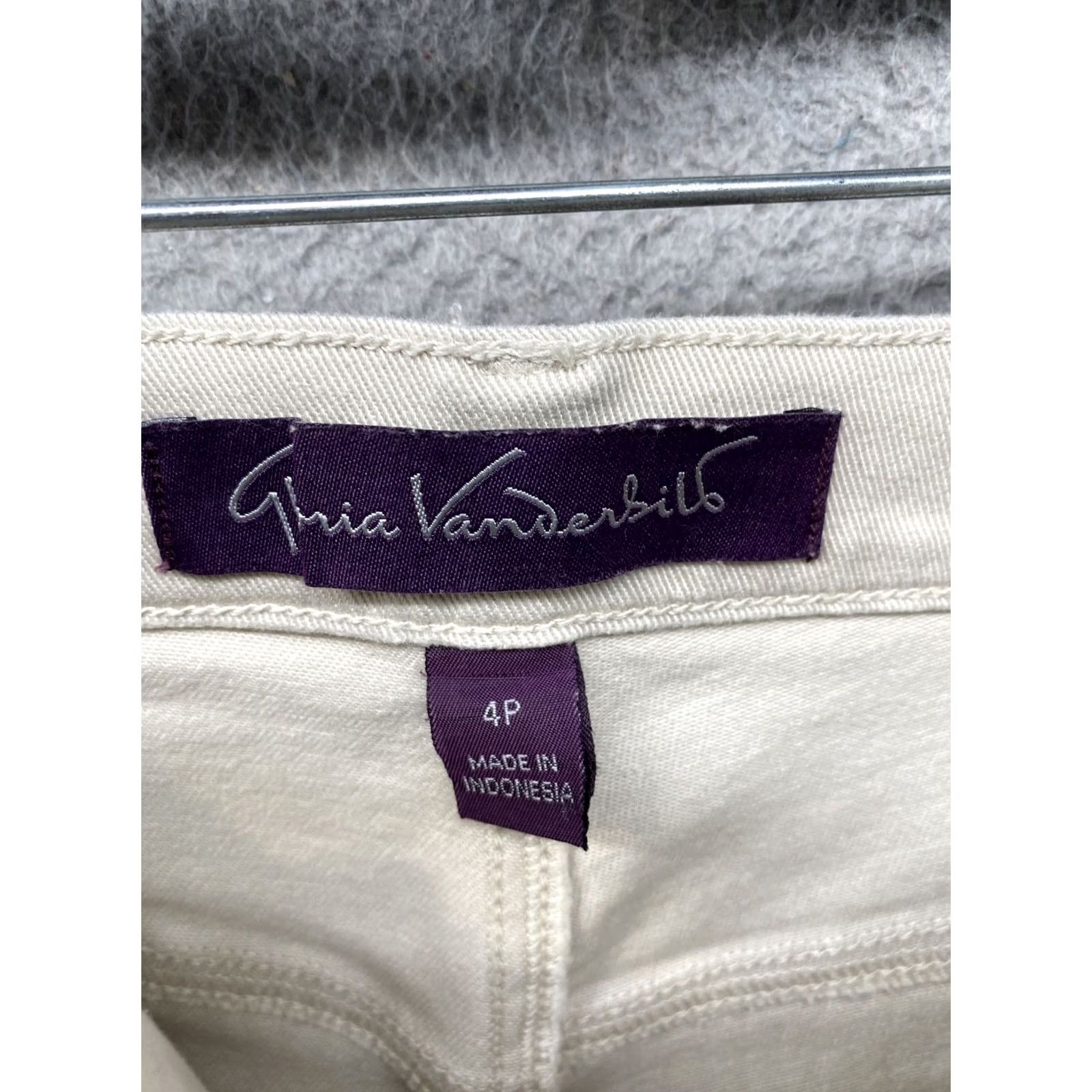 Gloria Vanderbilt Gloria Vanderbilt Amanda Skimmer Capri Pants Beige 4P Petite Denim Slim Straight Ladies Classic Beach Designer" Size 27" / US 4 / IT 40 - 4 Thumbnail