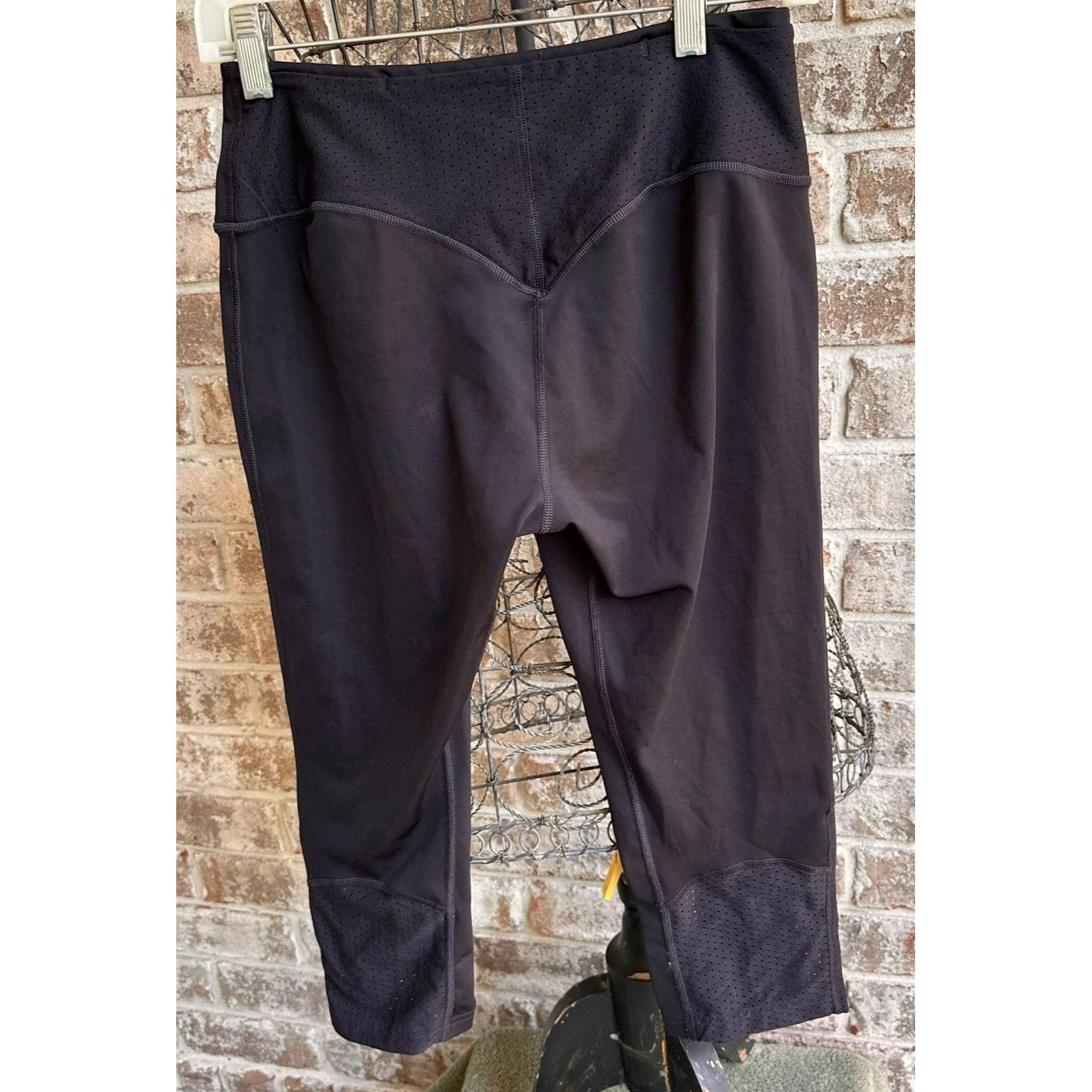 Gymshark × Vintage Gymshark Perforated Cropped Leggings Medium Black White Logo Size 27" / US 4 / IT 40 - 7 Thumbnail