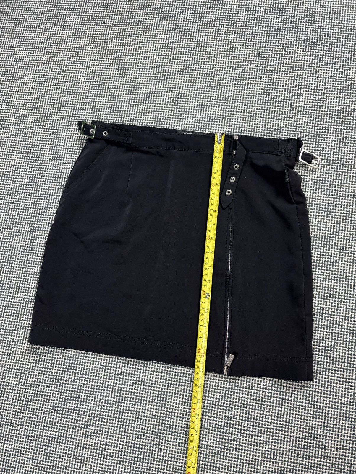 Gianfranco Ferre Gianfranco Ferre nylon bondage full zip skirt avant garde Size 30" / US 8 / IT 44 - 7 Thumbnail