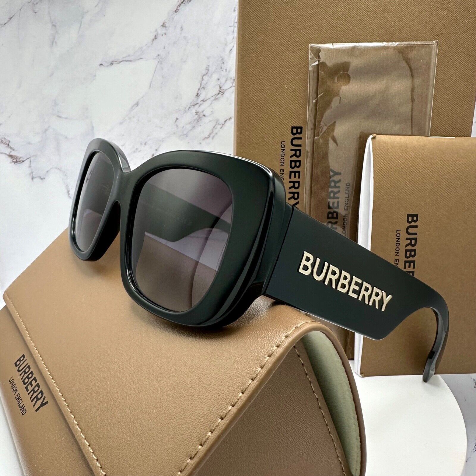 Burberry Burberry Sunglasses Black Acetate Gold Metal Logo Oversized Size ONE SIZE - 4 Thumbnail