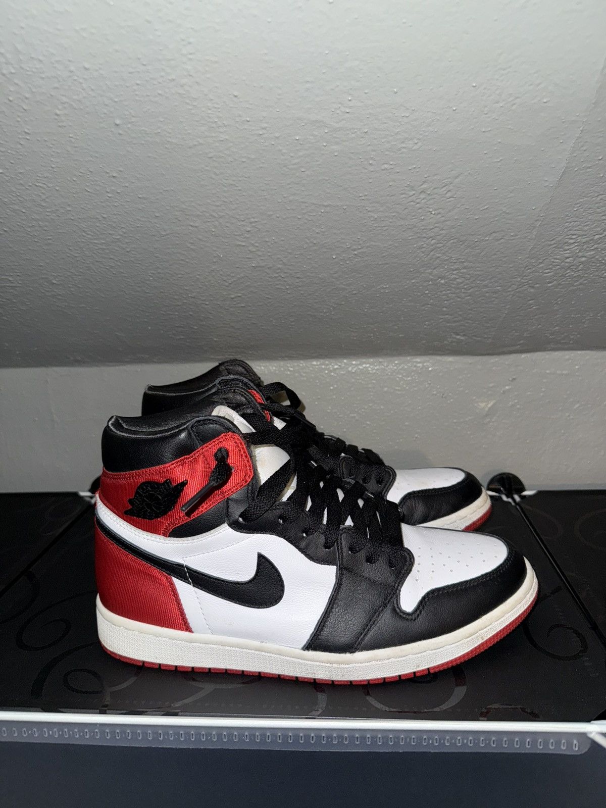 Jordan Brand Air Jordan 1 Satin Black Toe Size US 9 / EU 42 - 4 Thumbnail