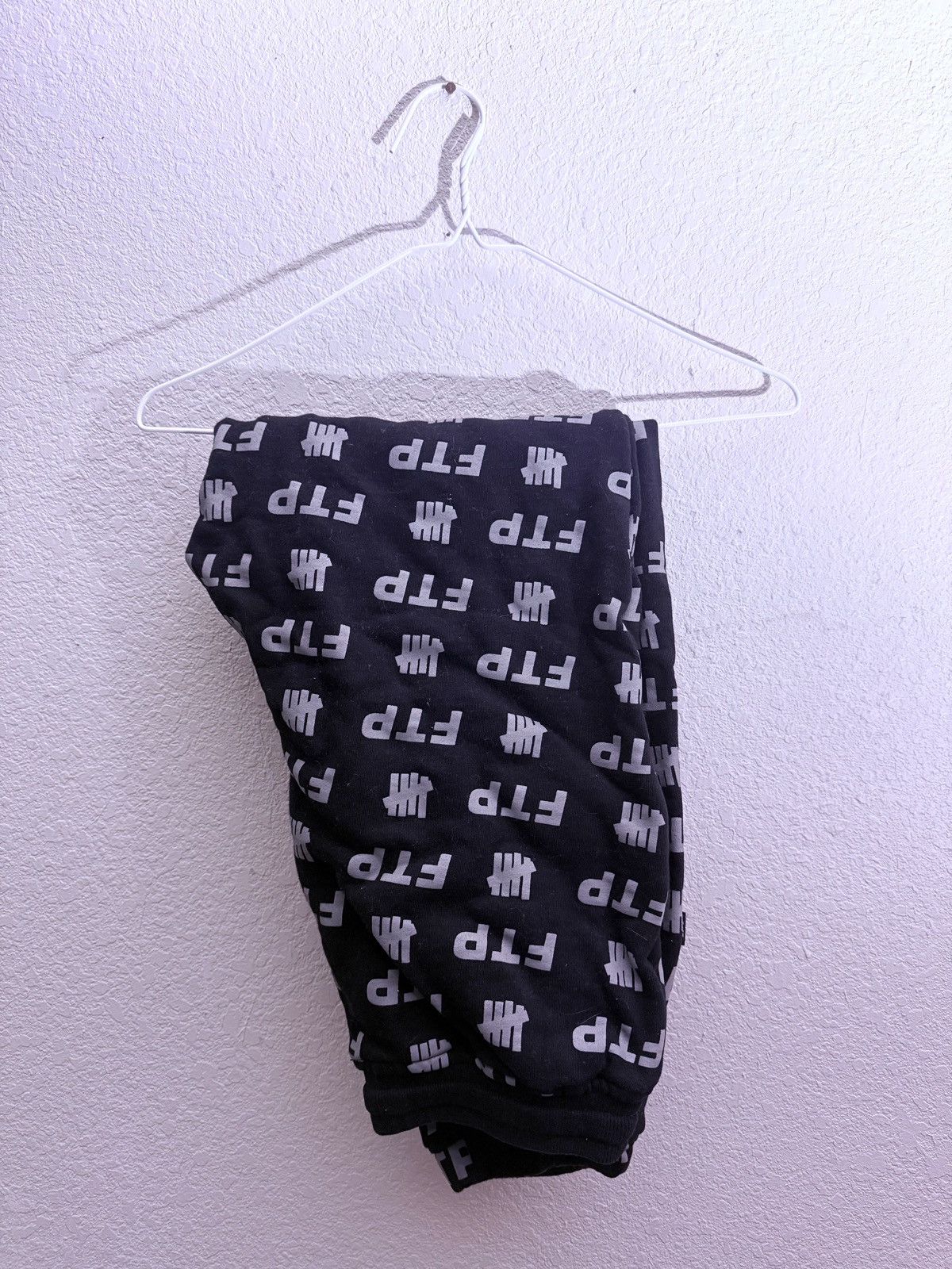 Fuck The Population × Undefeated FTP x Undefeated Logo Allover Pants Size US 32 / EU 48 - 2 Thumbnail