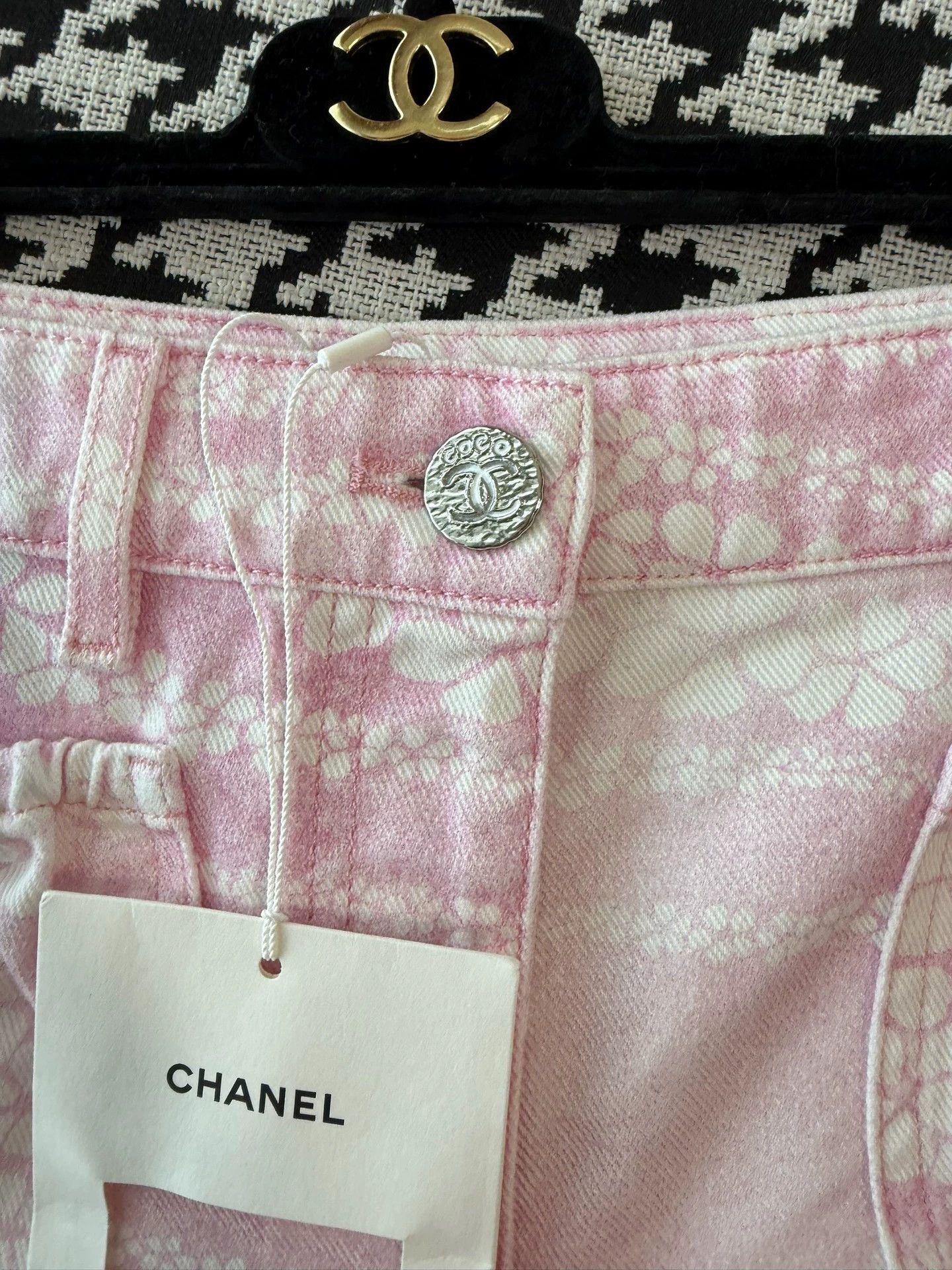 Chanel Chanel 25 Coco Beach Pink Floral Shorts 36 Size 26" / US 2 / IT 38 - 4 Thumbnail
