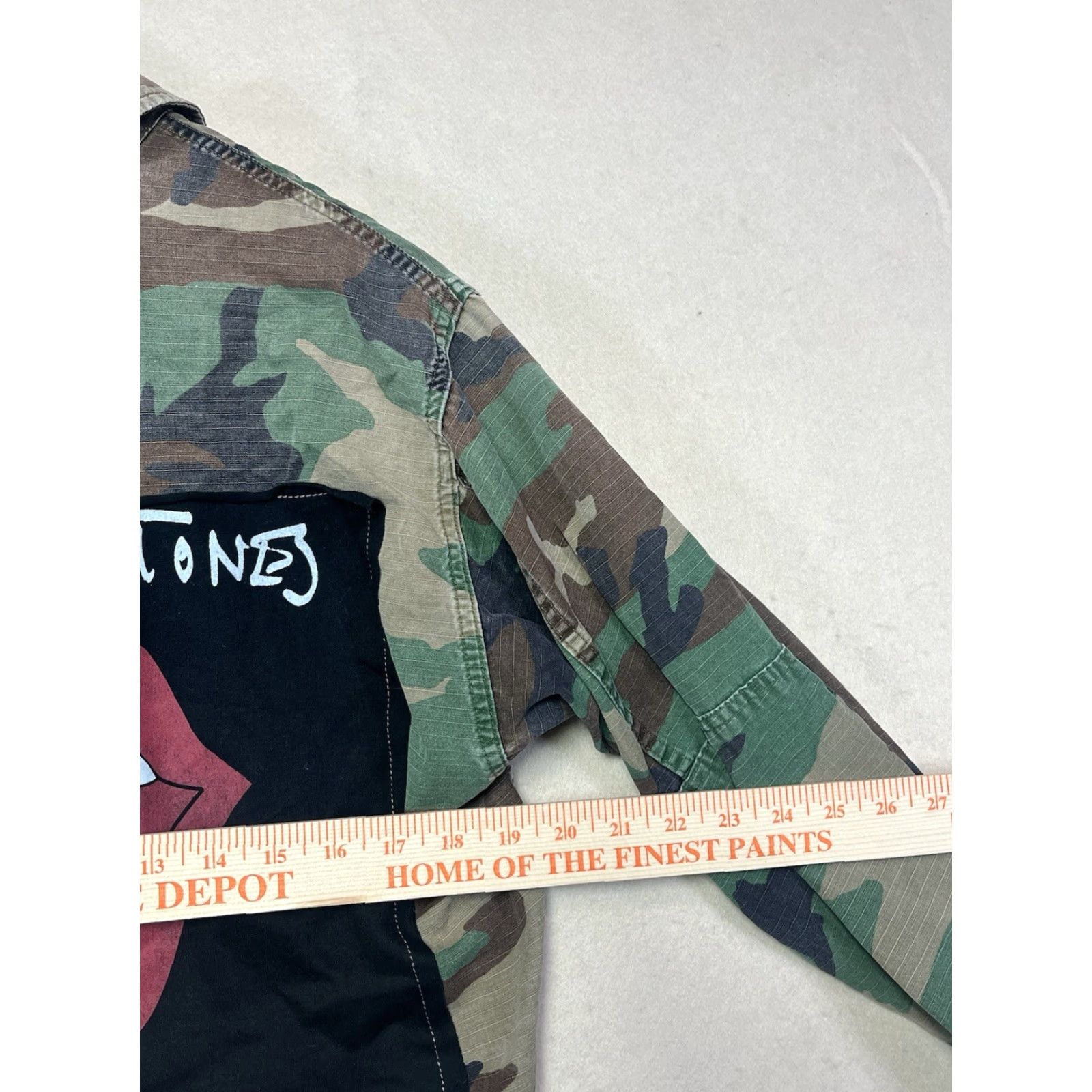 Vintage VINTAGE Dirty Hippie Upcycled Army Camo Shirt Jacket Jacket Casual Unisex Adults Size S Green Camouflage Military Style Rock Boho Hippie 1975 90s? Size US S / EU 44-46 / 1 - 3 Thumbnail