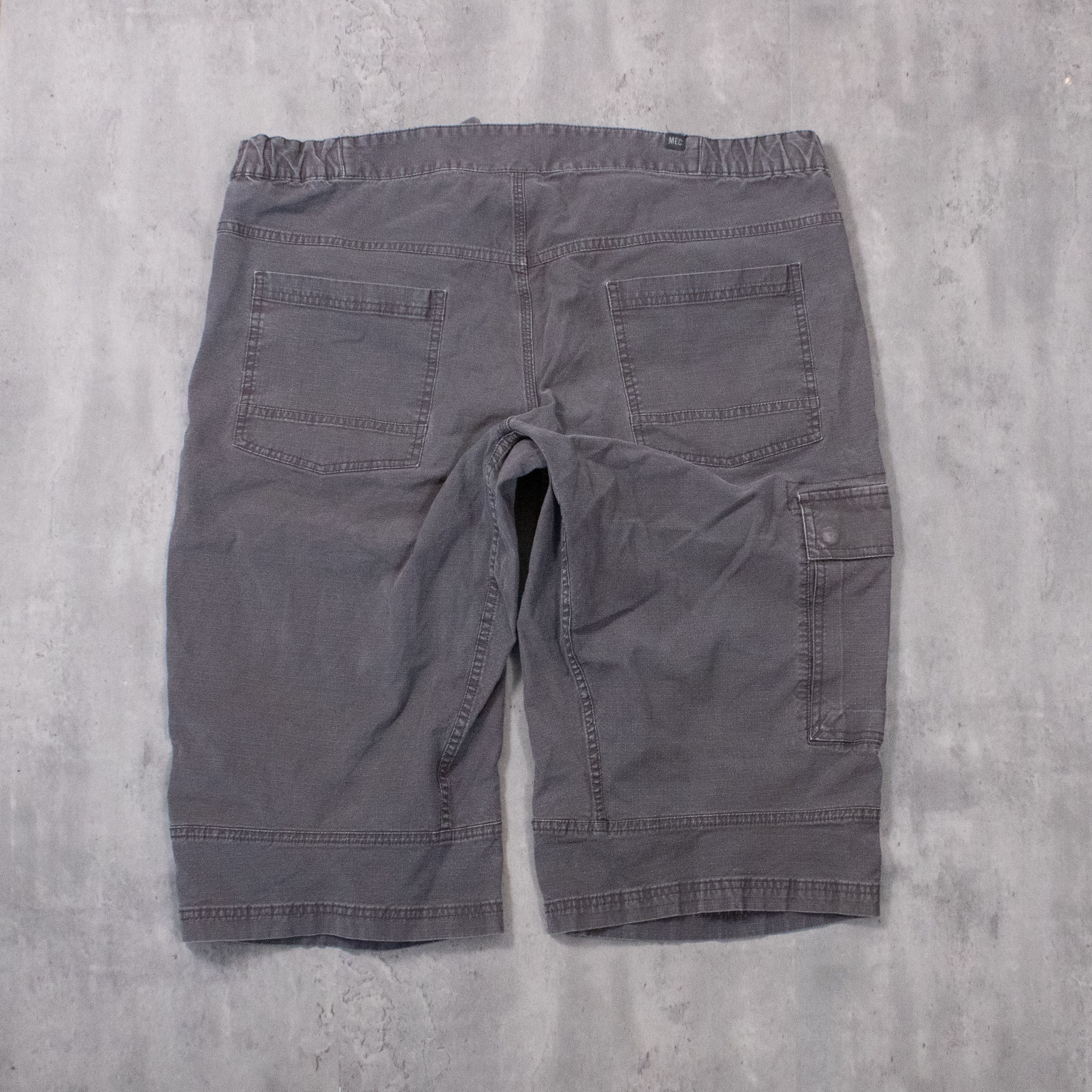 Mountain Equipment Company Y2K 2000's MEC Baggy Long Inseam Grey Shorts Size US 41 - 9 Thumbnail