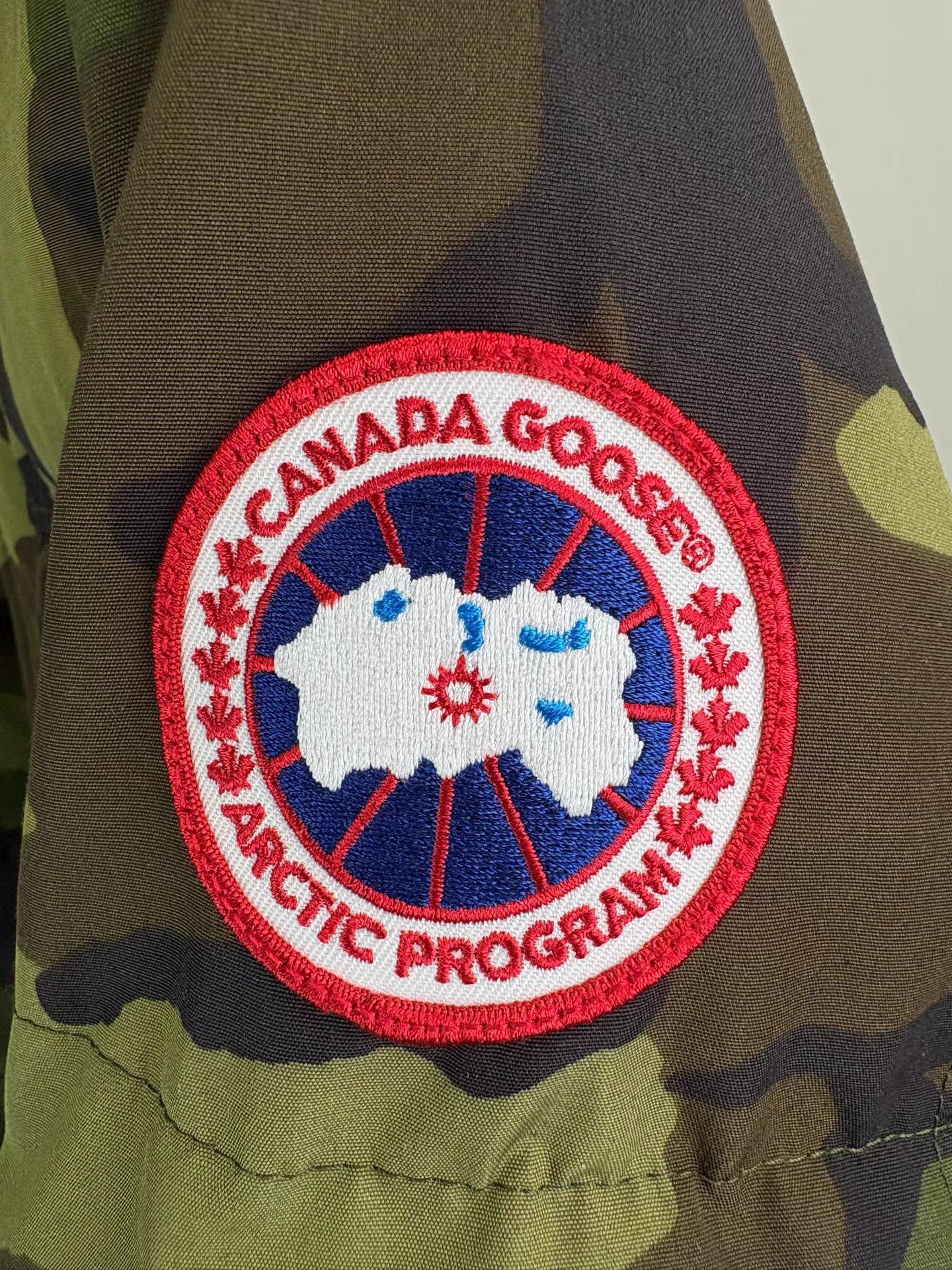 Canada Goose CANADA GOOSE Camouflage Down Jacket Size US XS / EU 42 / 0 - 3 Thumbnail