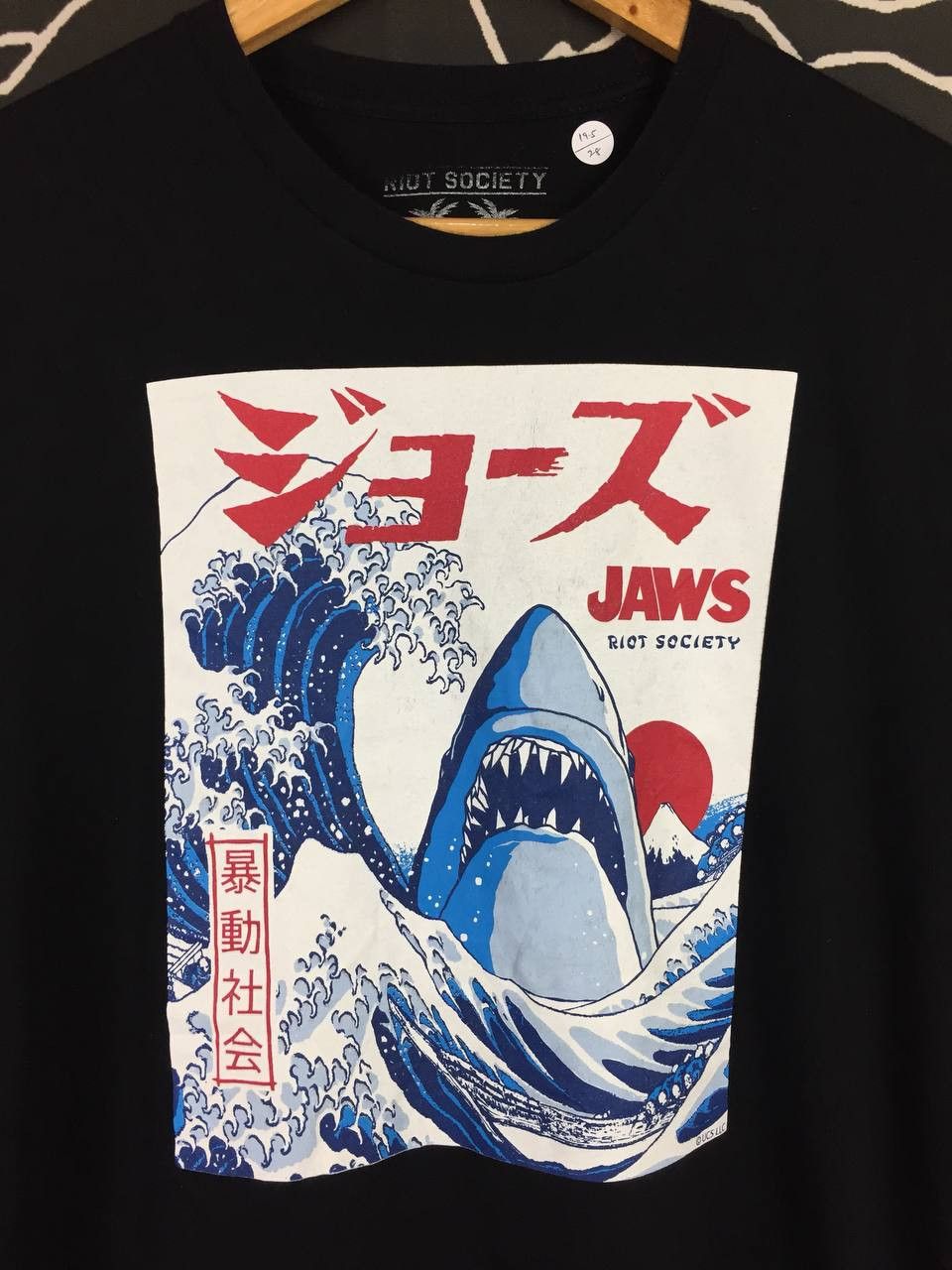 Riot Society Riot Society The Great Wave off Kanagawa Jaws Graphic Tee Size US M / EU 48-50 / 2 - 3 Thumbnail