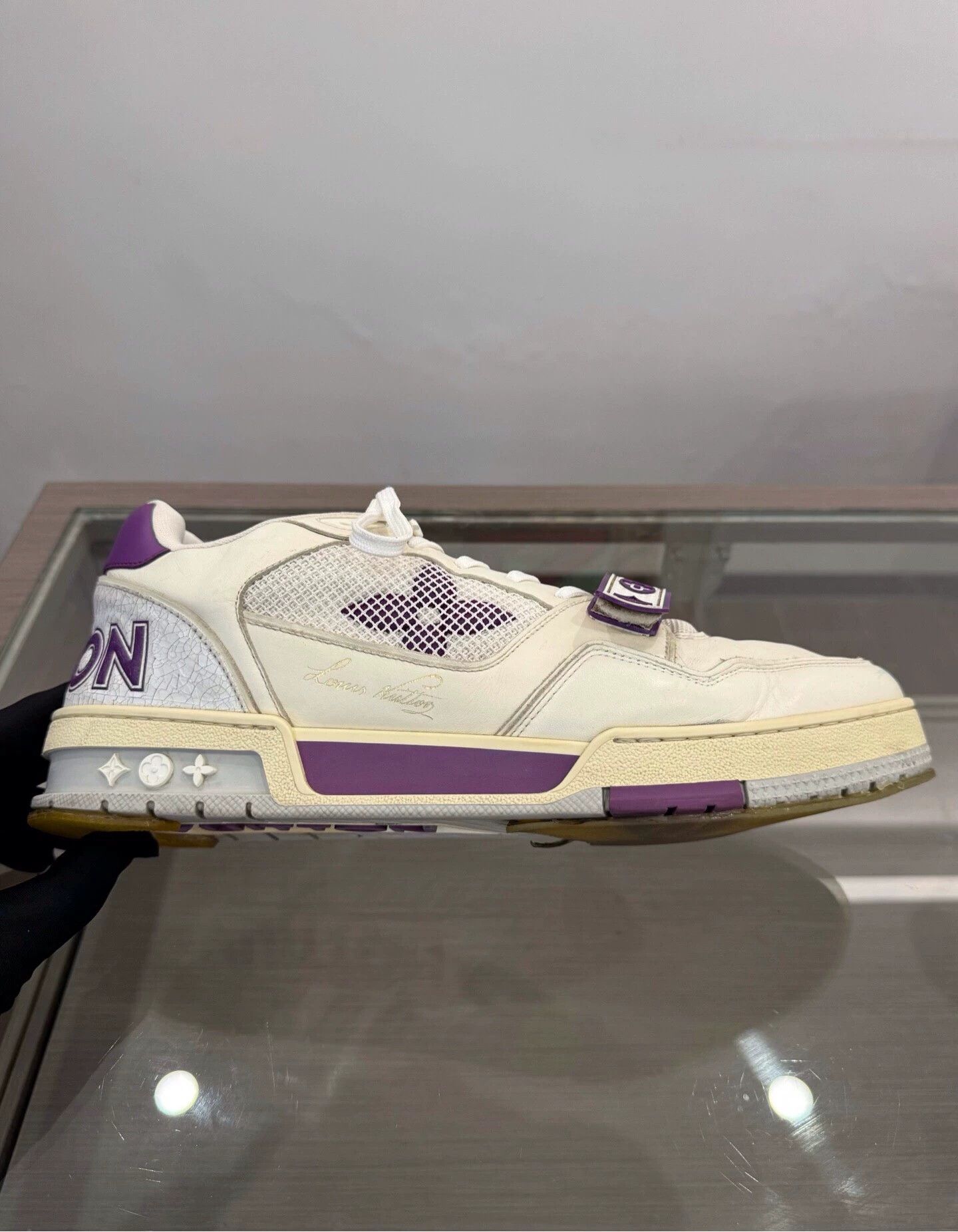 Louis Vuitton Louis Vuitton (LV) men's white and purple trainer sneakers Size US 11 / EU 44 - 6 Thumbnail