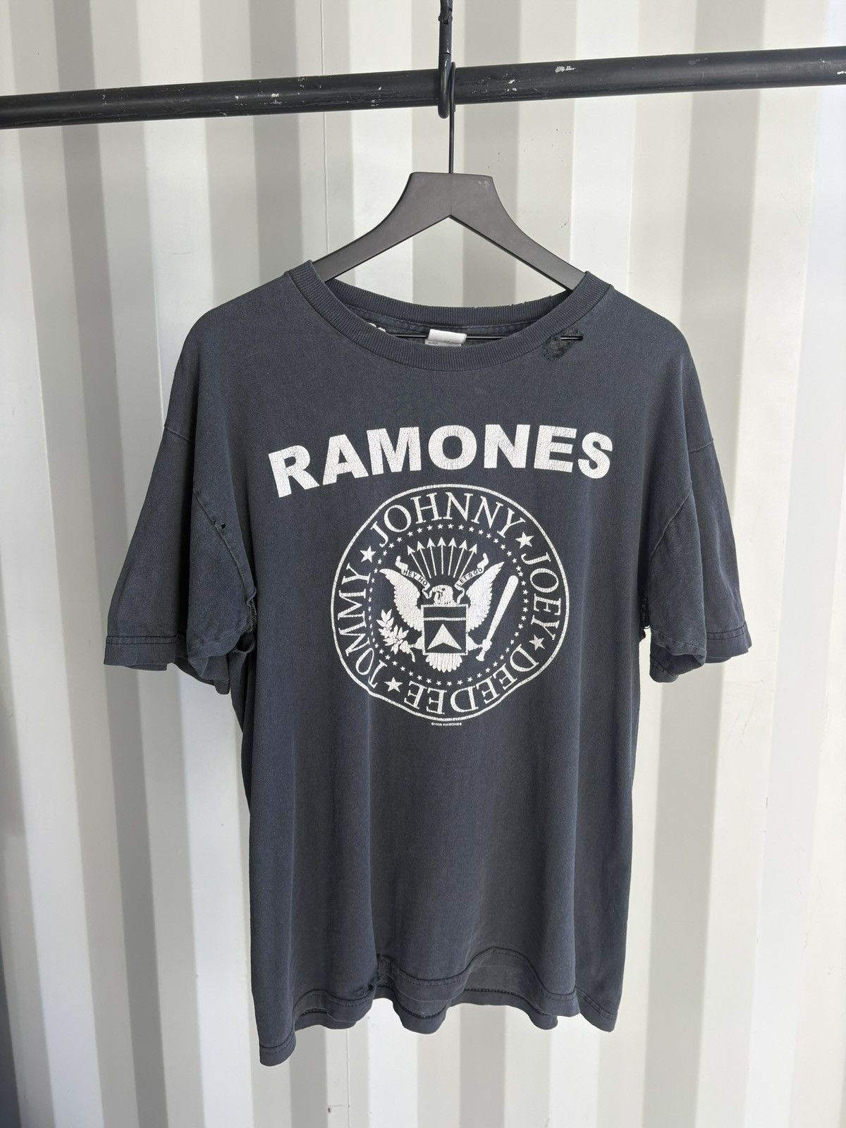 Band Tees Vintage Ramones Shirt Distressed Faded GRUNGE Band Size US L / EU 52-54 / 3 - 1 Thumbnail