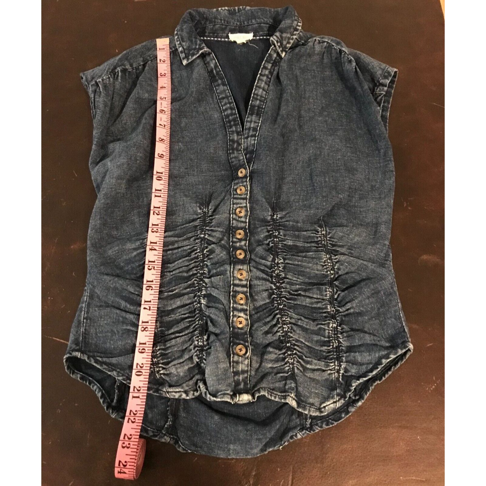 Anthropologie Anthropologie Pilcro Ruched Denim Blue Short-Sleeve Blouse Size S / US 4 / IT 40 - 6 Thumbnail