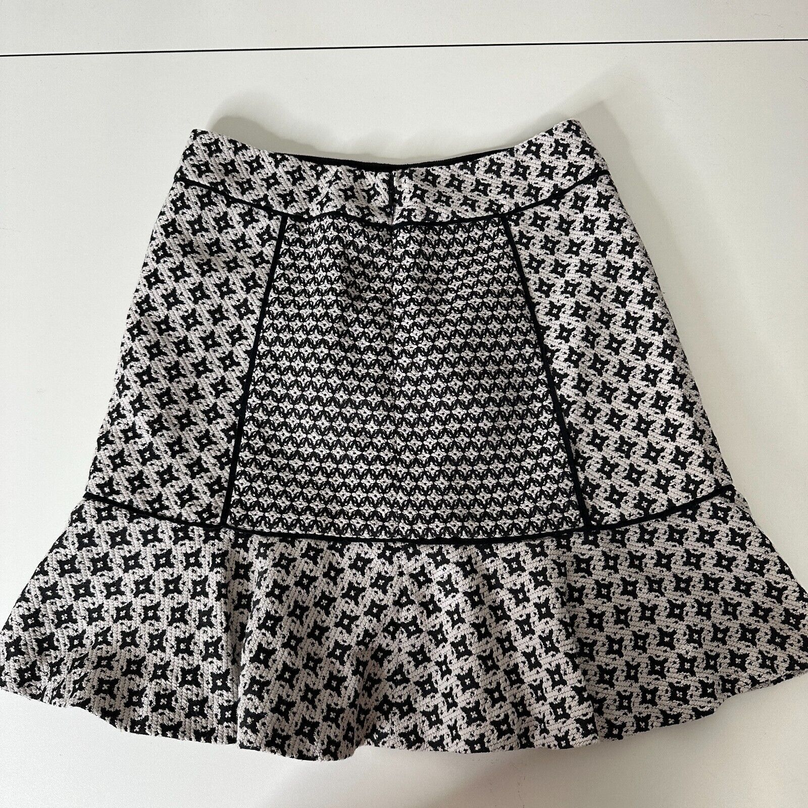 Loft Ann Taylor Loft Black White Geometric Ruffle Flair Mini 00P Size 24" / US 00 / IT 34 - 2 Thumbnail