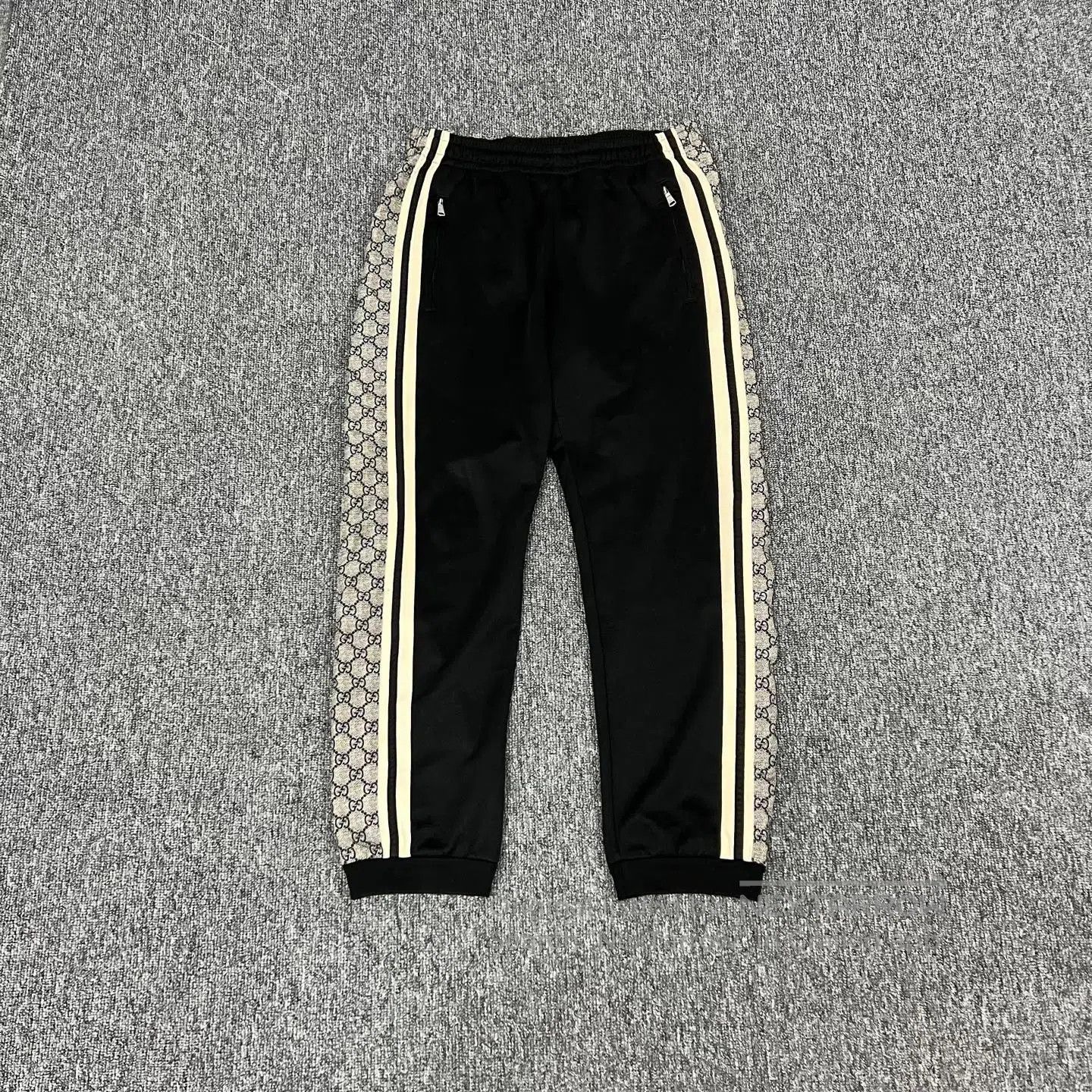 Gucci Guicci size s Snake pattern; Logo printed all over the side Size US 28 / EU 44 - 1 Thumbnail