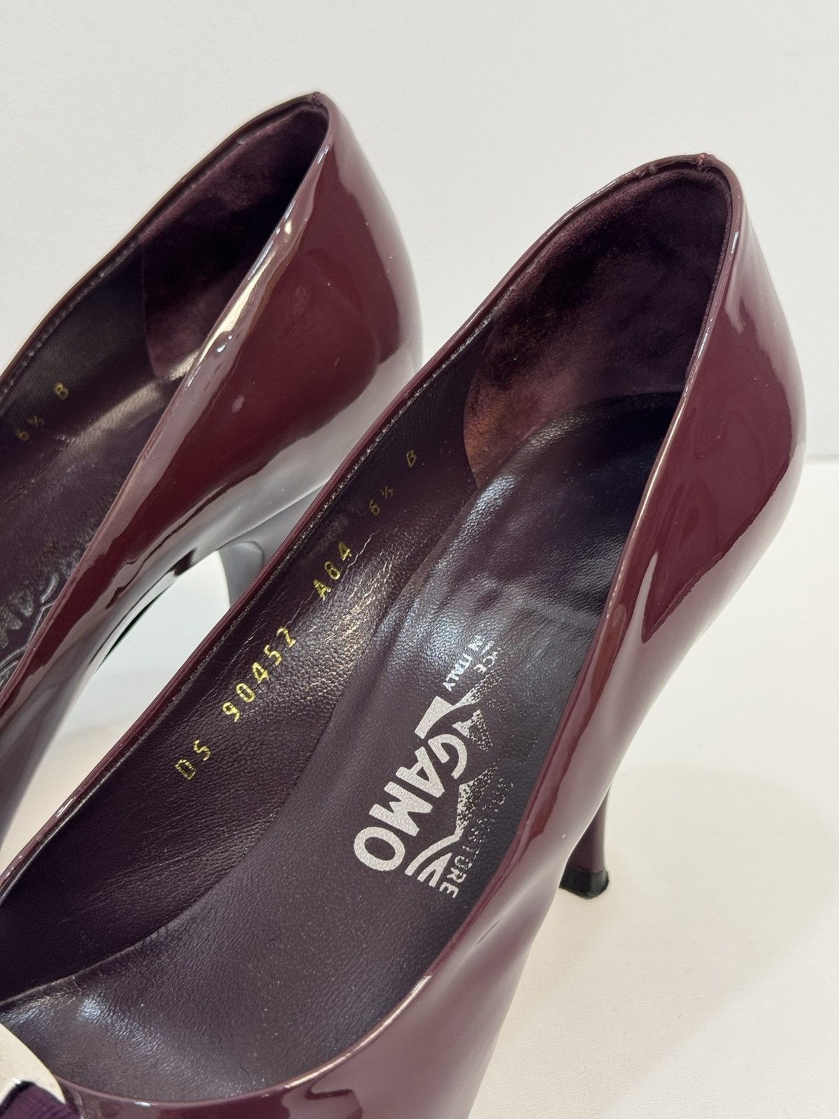 Salvatore Ferragamo Salvatore Ferragamo Burgundy Size 6.5 NARROW Patent Pumps Size US 6.5 / IT 36.5 - 5 Thumbnail