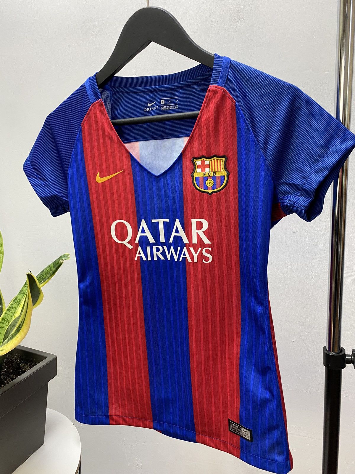 Nike Women's FC BARCELONA NIKE 2016 2017 HOME FOOTBALL Size S / US 4 / IT 40 - 2 Thumbnail
