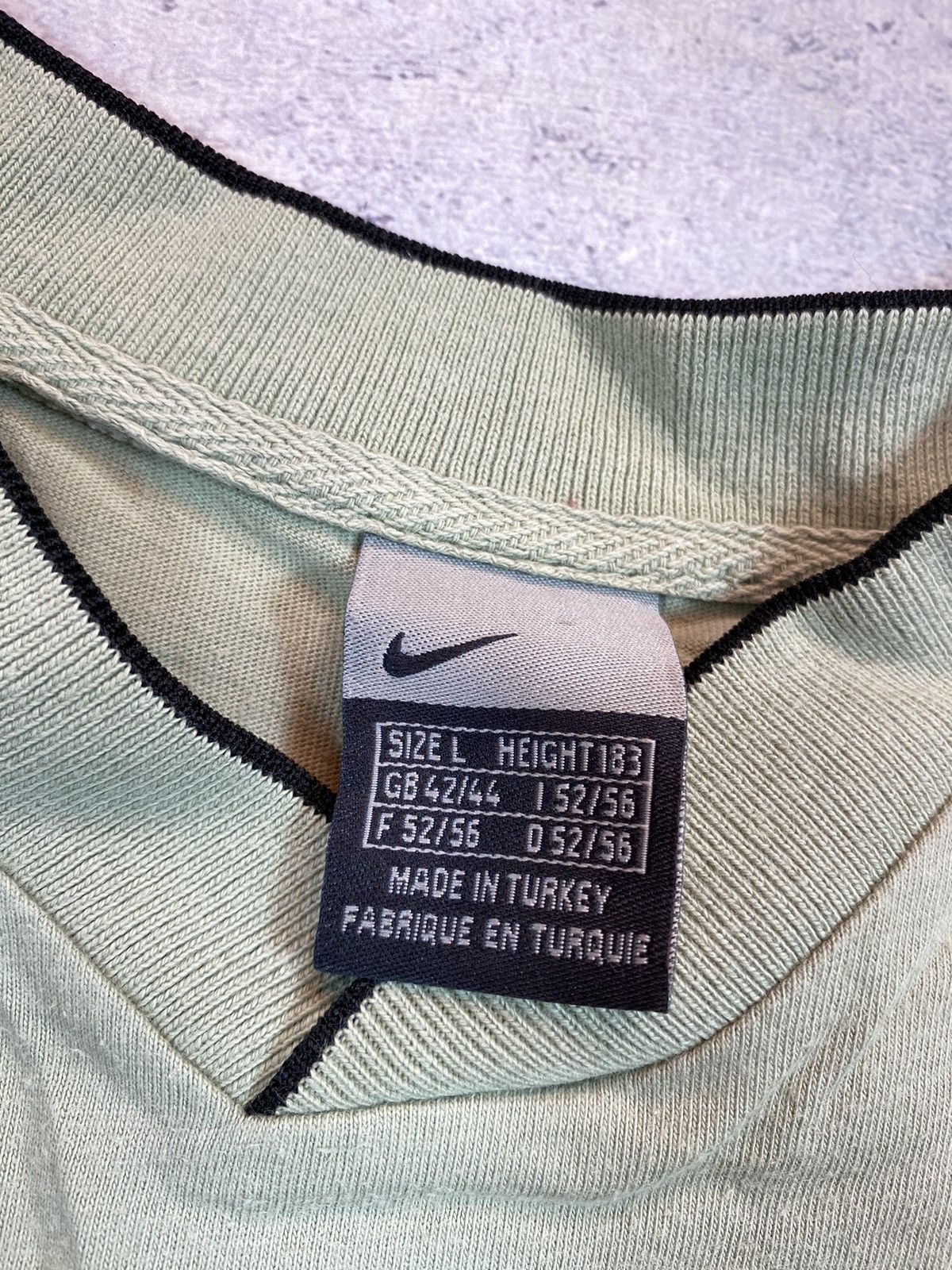 Nike × Vintage Vintage Nike Men’s Green T-Shirt With Mini Centre Logo Size US L / EU 52-54 / 3 - 6 Thumbnail