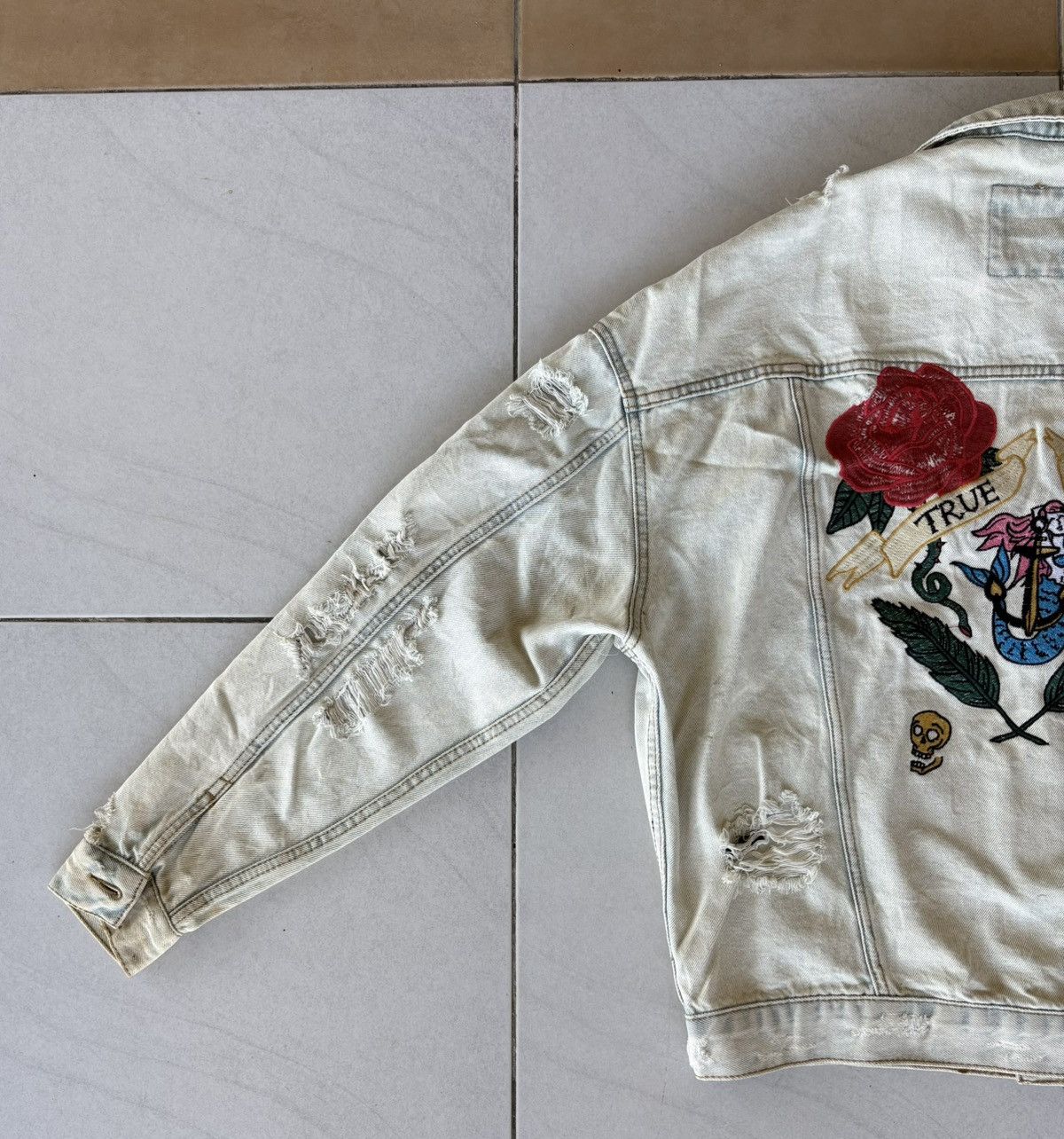 Zara Zara Man Denim Jacket With Two Rose Logo Distressed Denim Size US M / EU 48-50 / 2 - 13 Thumbnail