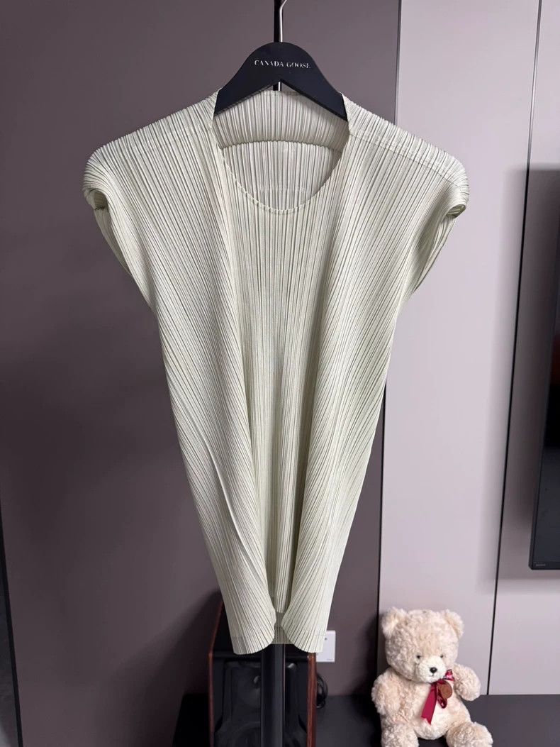 Issey Miyake Issey Miyake size:5 Beige asymmetrical sleeveless top Size M / US 6-8 / IT 42-44 - 1 Thumbnail