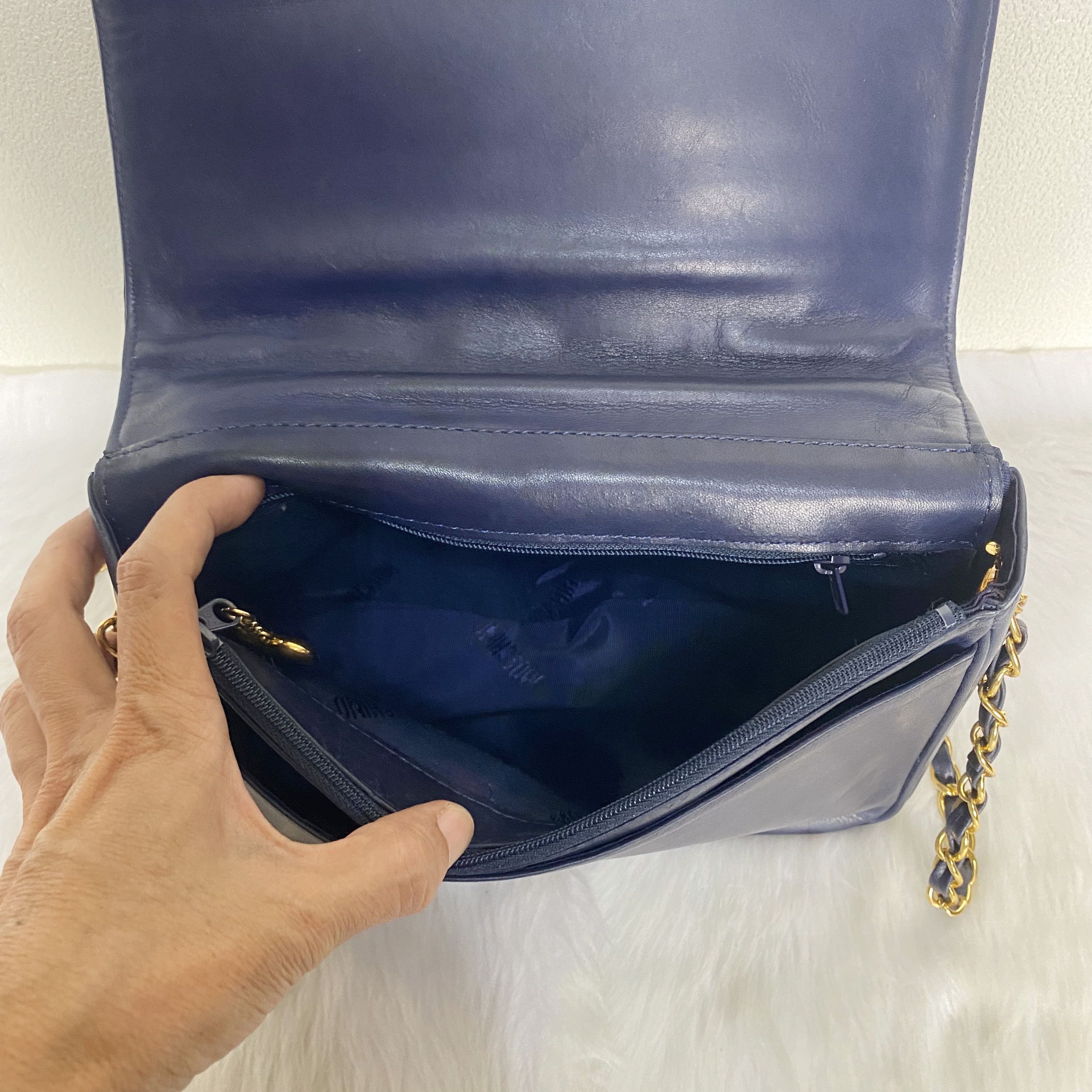 Moschino Vintage Navy Quilted Hearts Leather Crossbody Bag Size ONE SIZE - 11 Thumbnail