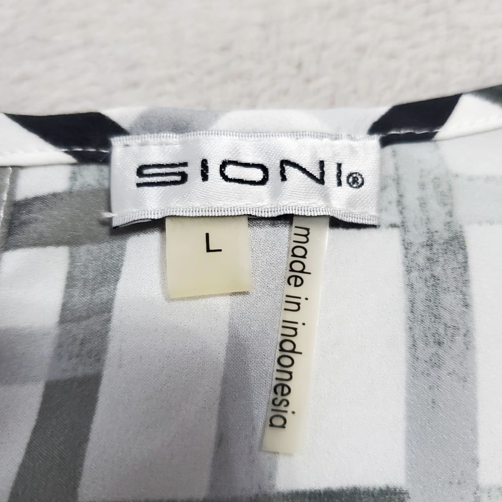 Vintage SIONI Blouse Women L Black White Geo Print Short Sleeve V-Neck Button Lightwight Casual Size L / US 10 / IT 46 - 3 Thumbnail