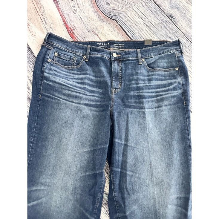 Torrid NWT Torrid Medium Wash Blue Mid Rise Vintage Stretch Wide Le Size 42" / US 20 - 4 Thumbnail