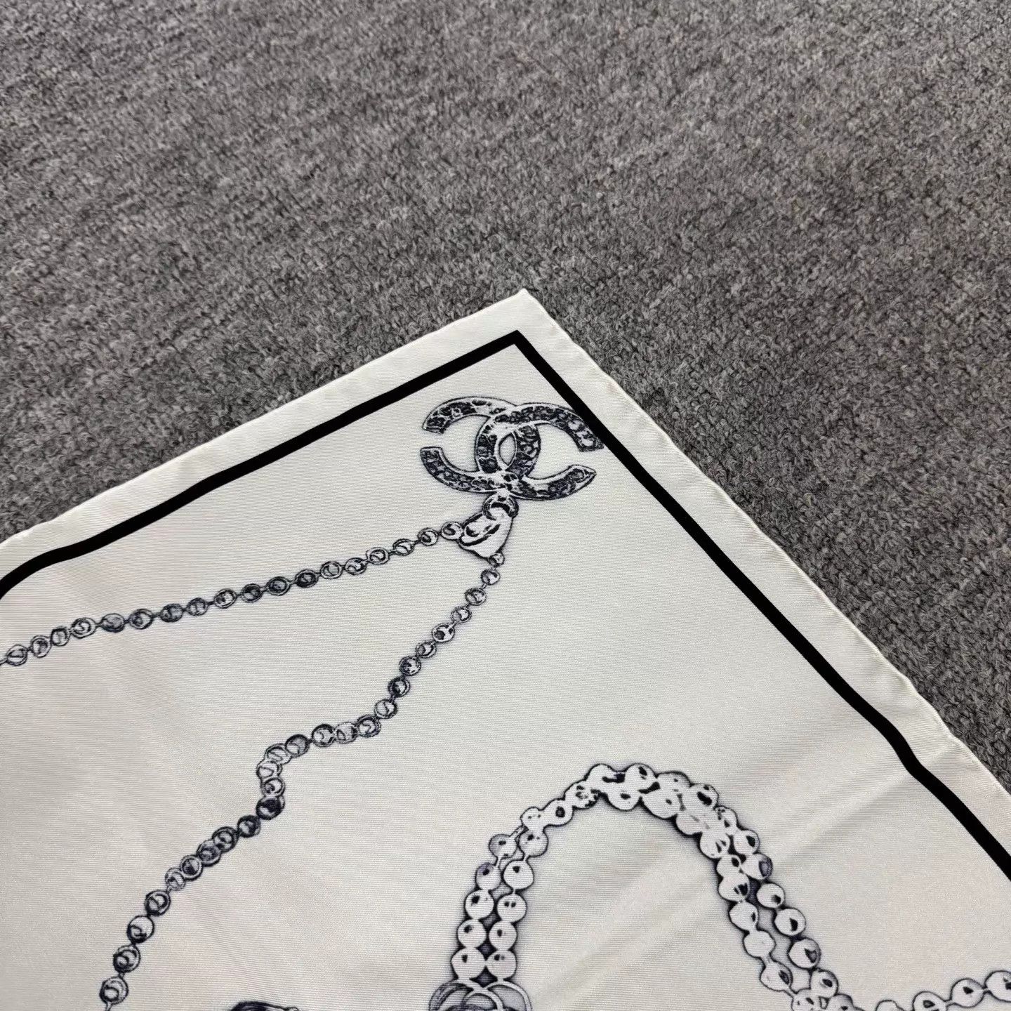 Chanel Chanel B&W sketch bag silk 90x90 unused boxed Size ONE SIZE - 3 Thumbnail